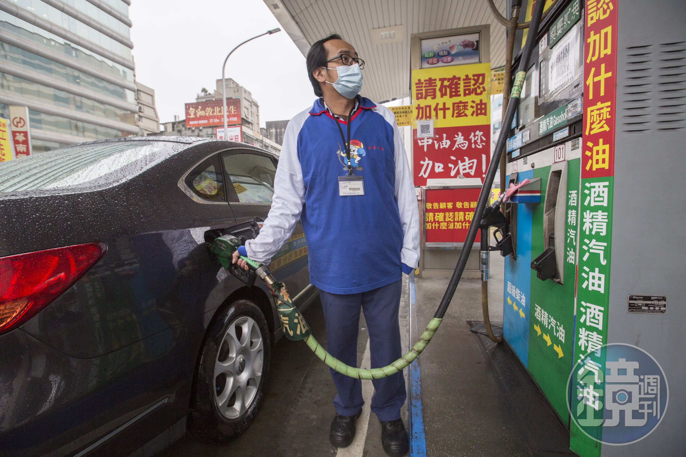 明日凌晨零時起汽、柴油價格各調漲0.5元及0.6元。(本刊資料照)