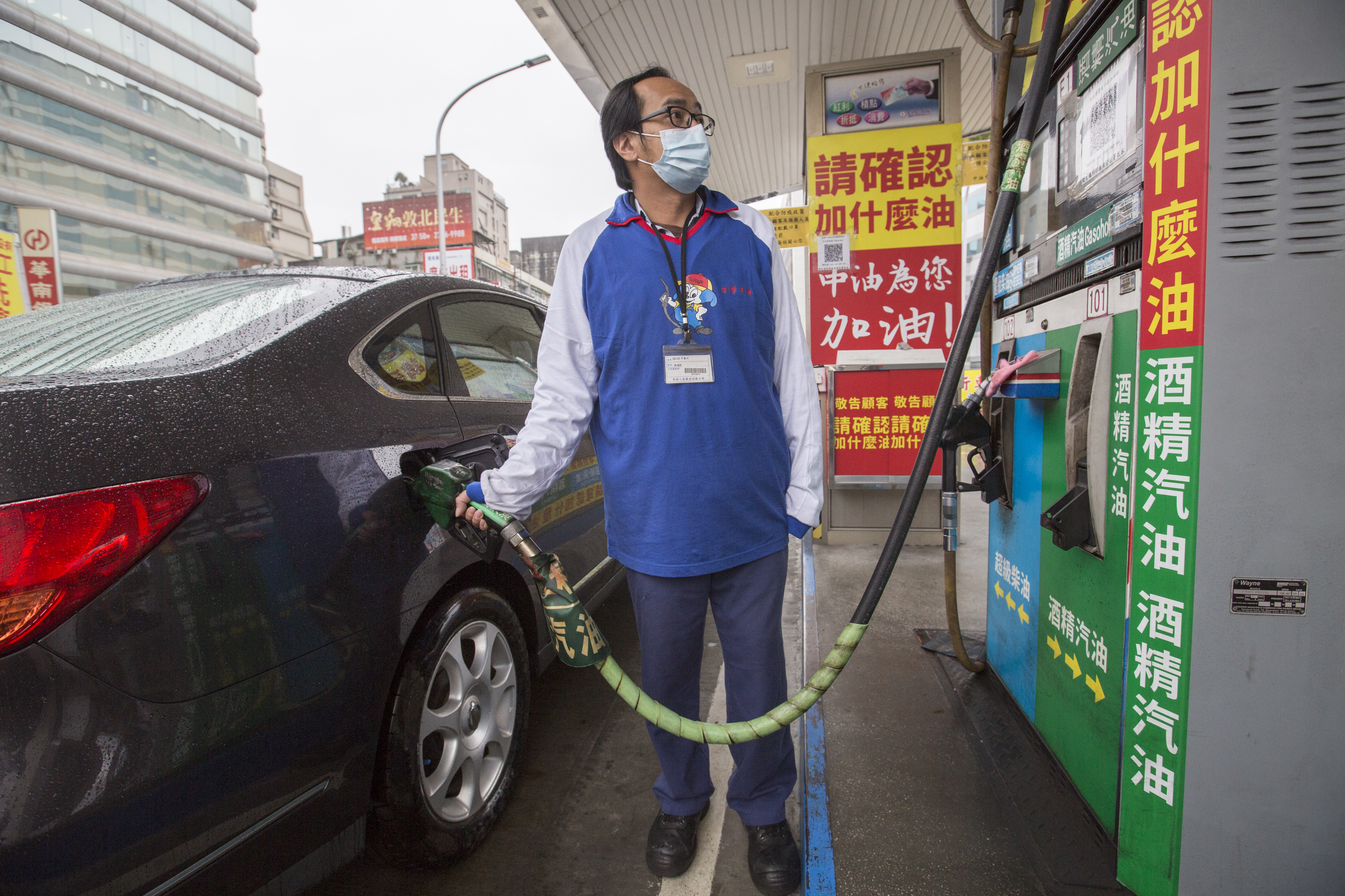 明日凌晨零時起汽、柴油價格各調漲0.5元及0.6元。（本刊資料照）