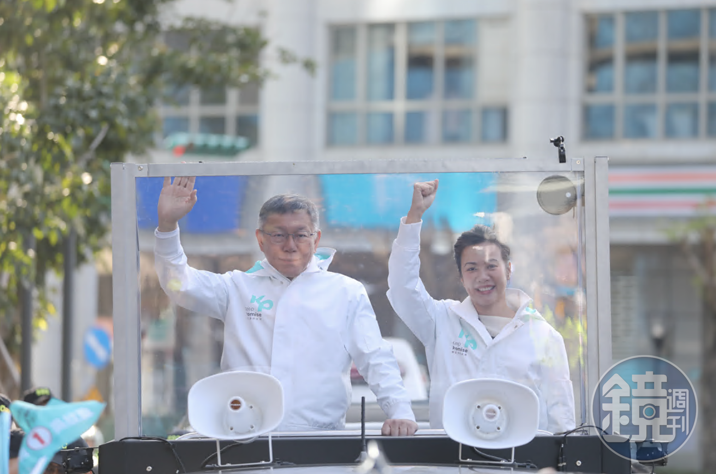 柯文哲日前和副手吳欣盈合體掃街。（本刊資料照）