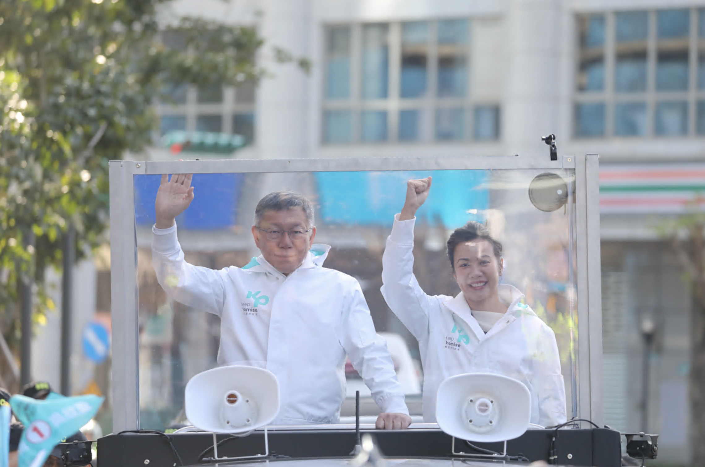 柯文哲日前和副手吳欣盈合體掃街。（本刊資料照）