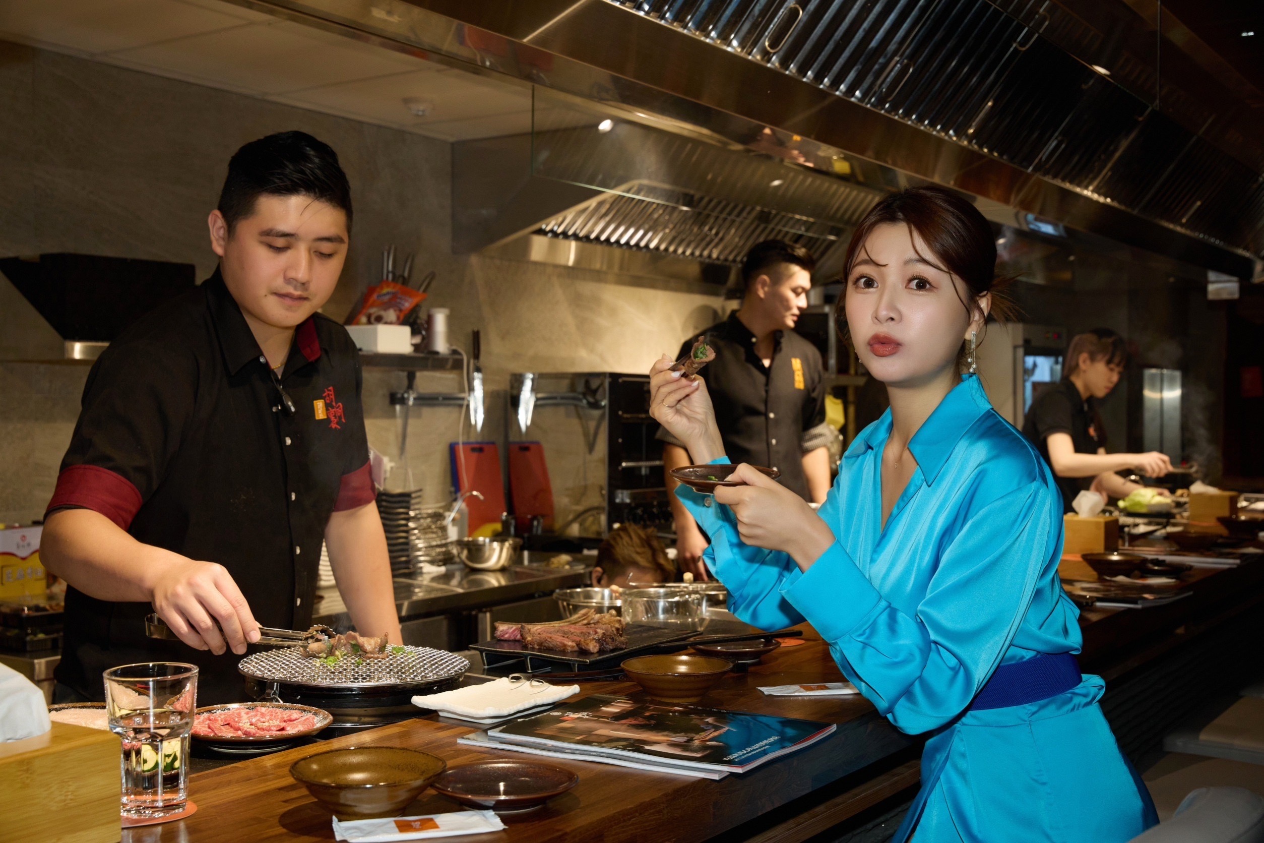 謝京穎為燒肉店站台。（橘焱胡同集團提供）