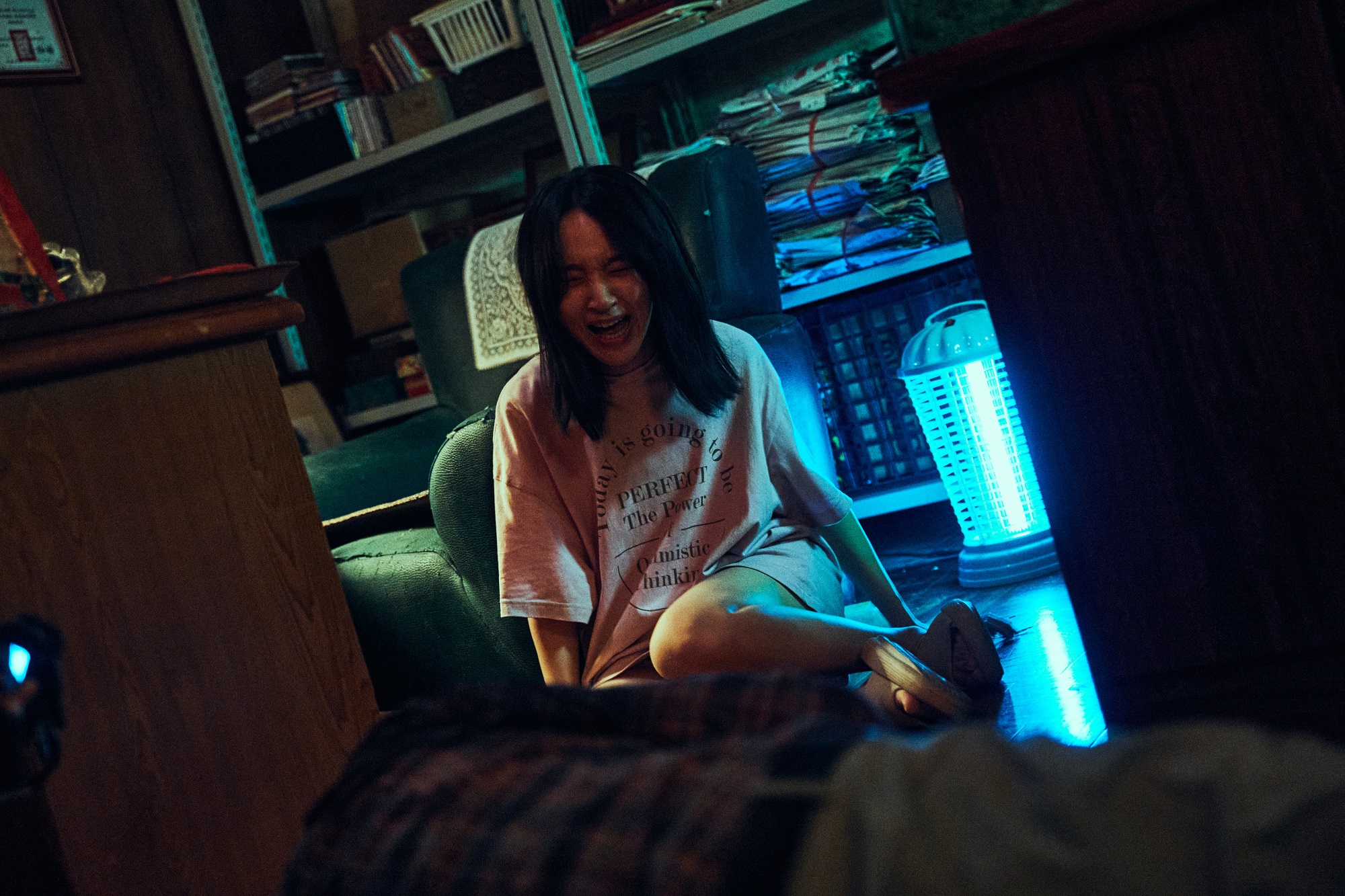 李沐接到劇本後住家樓上就發生噪音，讓她幾乎陷入瘋狂。（CATCHPLAY+提供）