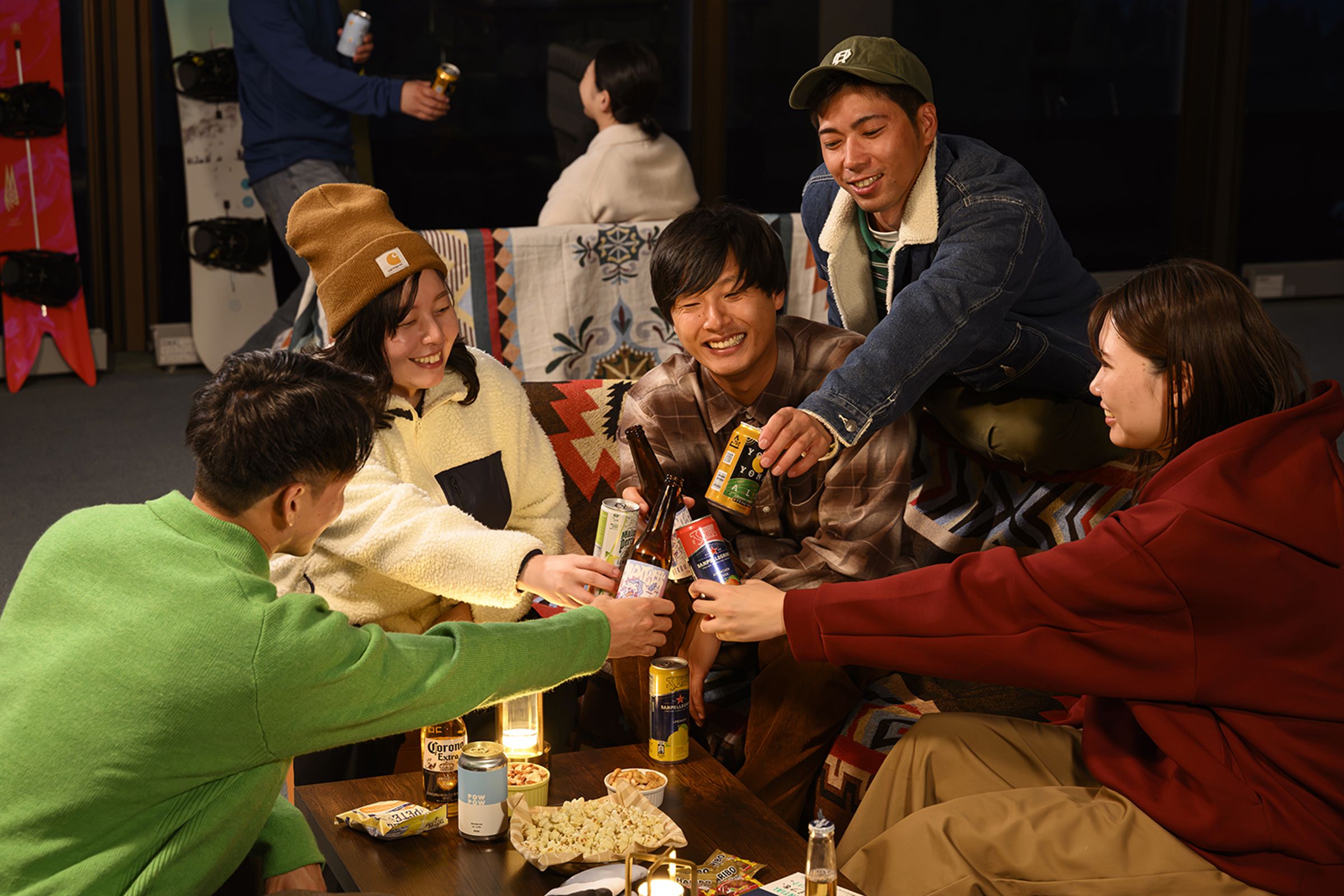 夜晚和旅伴在BunkLodge NEKOMA的Lounge相聚,歡樂氣氛一路延續到底。(BunkLodge NEKOMA提供)