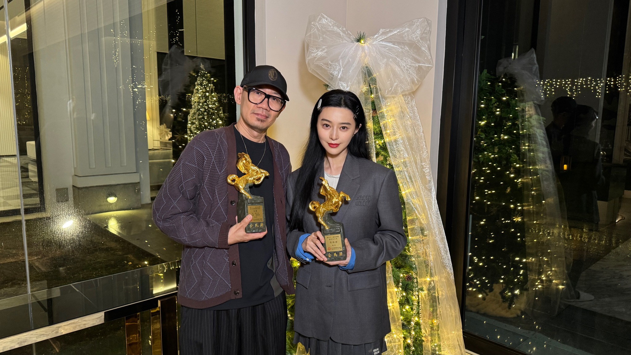 范冰冰從張吉安手上接過金馬獎座。（翻攝自臉書）