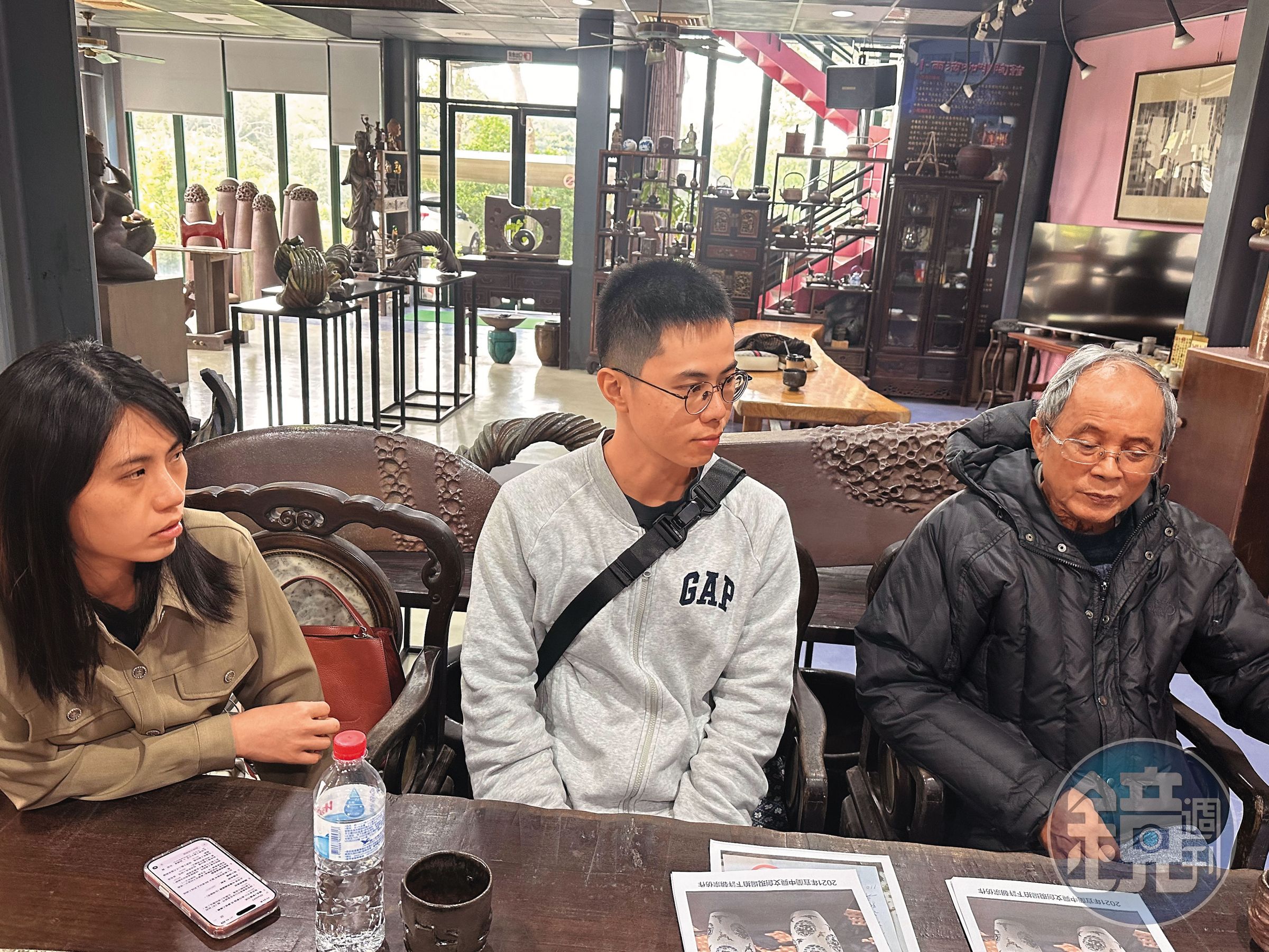 資深工藝師李松萬（右起）、黄俊傑、黄佩儀都質疑許朝宗的作品非原創。