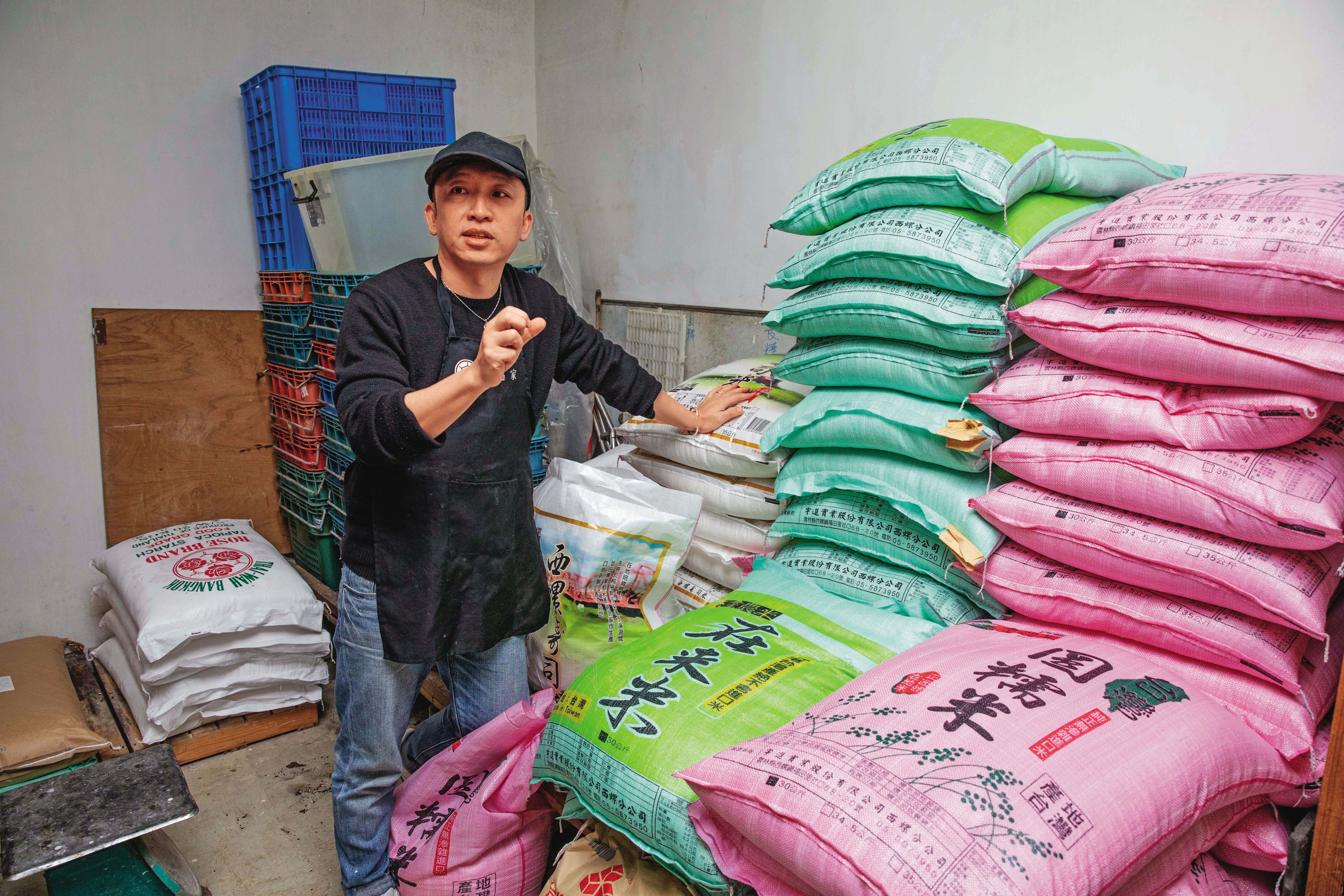 富品家儲米的倉庫放置多達4、5種米,有些粿甚至需要調配2種不同的米。