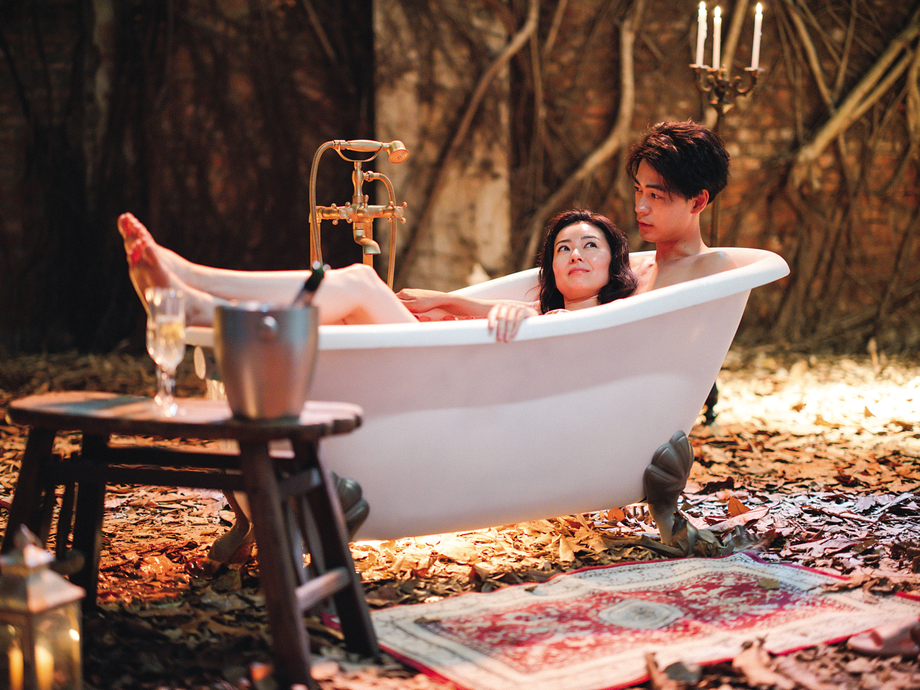 《雨中的慾情》改編自日本漫畫家柘植義春短篇作品，描繪潦倒的漫畫家成田凌（右）愛上寡婦中村映里子（左）的故事。（光年映畫提供）