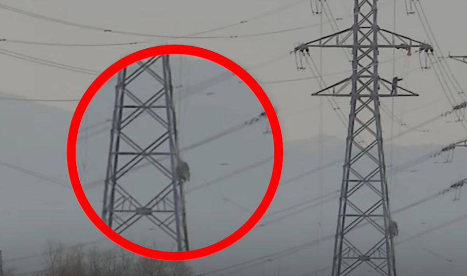 北韓拆電塔出事了！工人從10公尺高墜落生死未卜，驚悚影片曝光。 （翻自《朝鮮日報》）