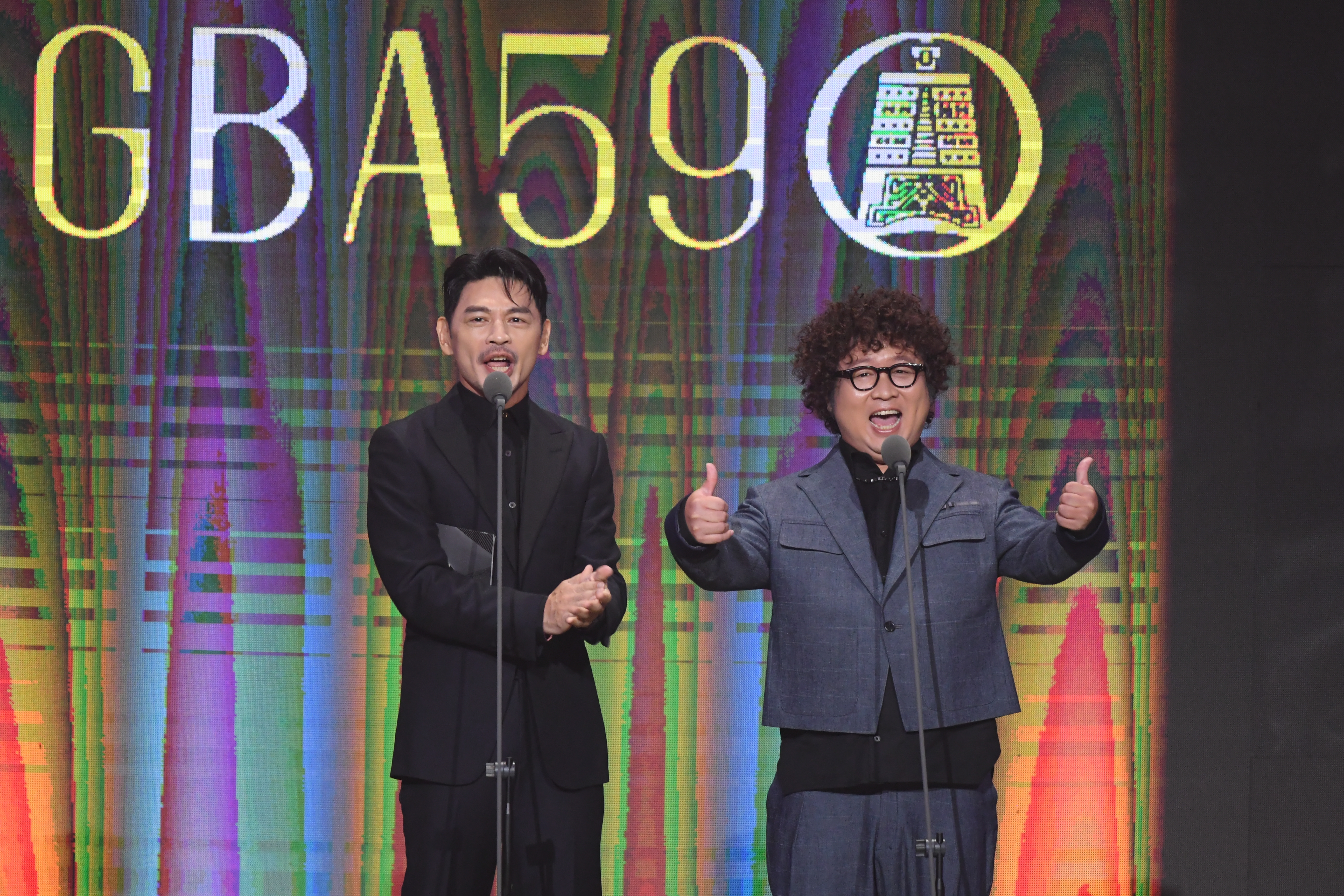 納豆攜手老搭檔阿Ken頒發金鐘生活風格節目和主持人獎。（三立提供）