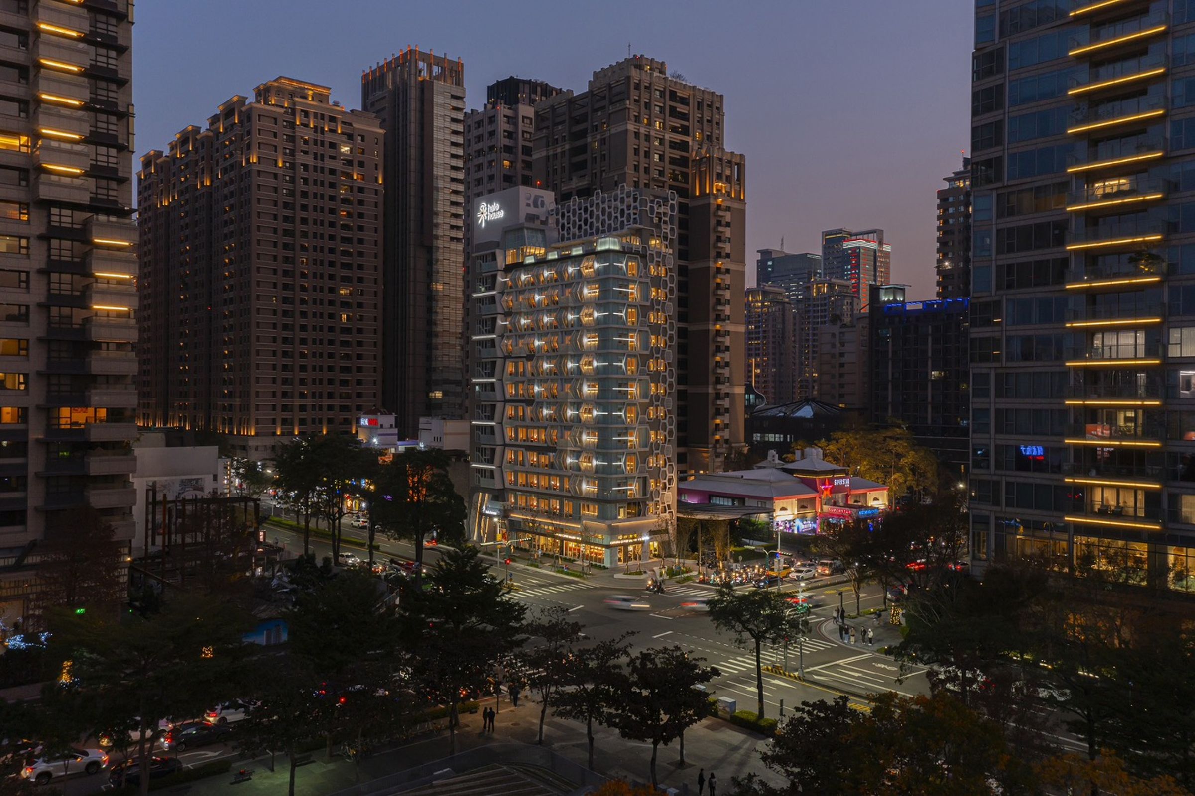 《采.寓 halo house》坐落於秋虹谷斜對面,鄰近歌劇院,位置絕佳優勢。夜間明亮散發光芒,彷彿七期都會區中的一顆明珠。