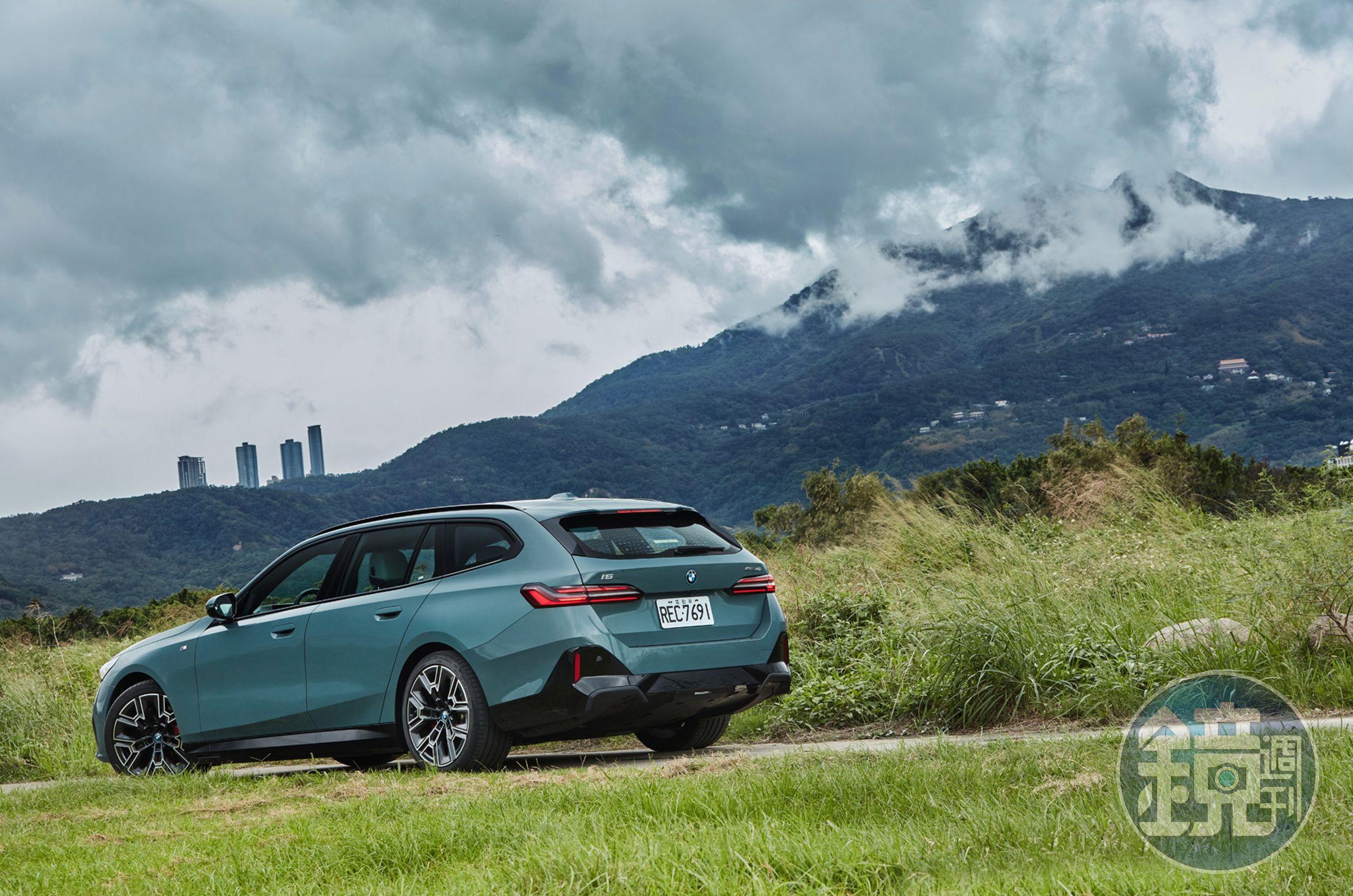 BMW i5 Touring 給我帶來了一次特別的旅行車體驗。雖然她缺少了一些過去BMW旅行車上的小巧思，比如可單獨開啟的後擋玻璃等，但在豪華感、科技配置和駕駛體驗上，她都在在展現了BMW對於「何謂旅行」的全新定義。
