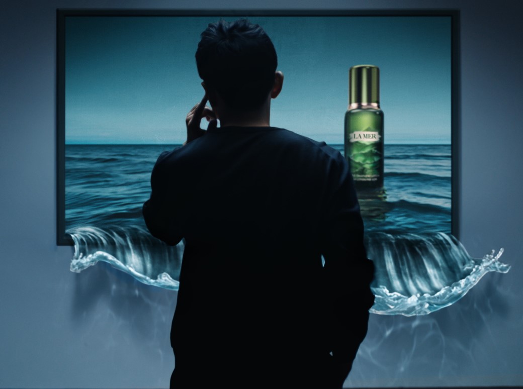 周杰倫出任LA MER品牌大使，第一波形象影片即與超能修護精華露一同出鏡。（雅詩蘭黛集團提供）