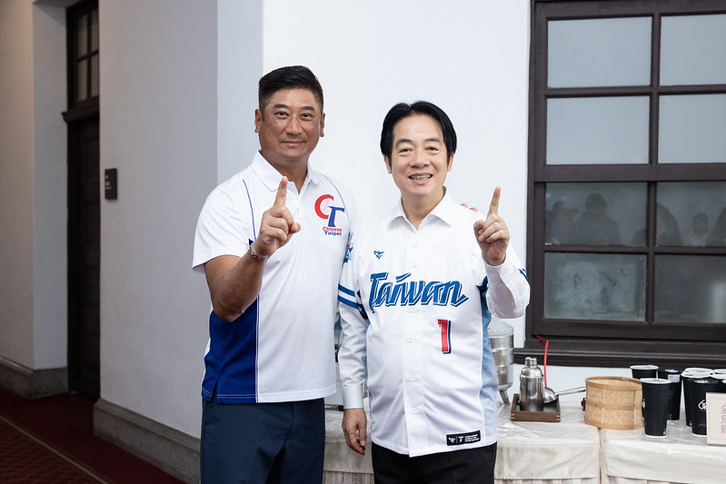 棒協理事長辜仲諒與賴清德在會中輕鬆合影。（總統府提供）