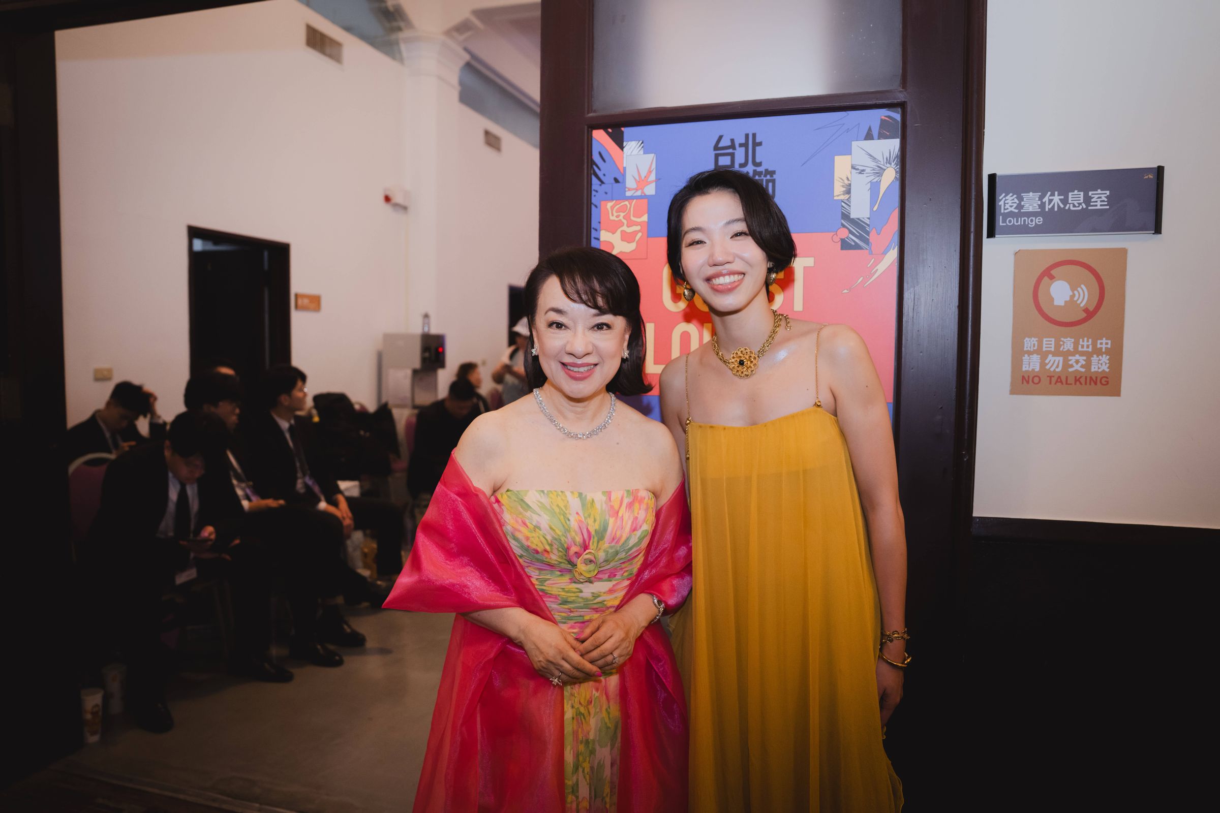洪佩瑜（右）在後台與前輩翁倩玉見面，開心不已。（圖／何樂音樂提供）
