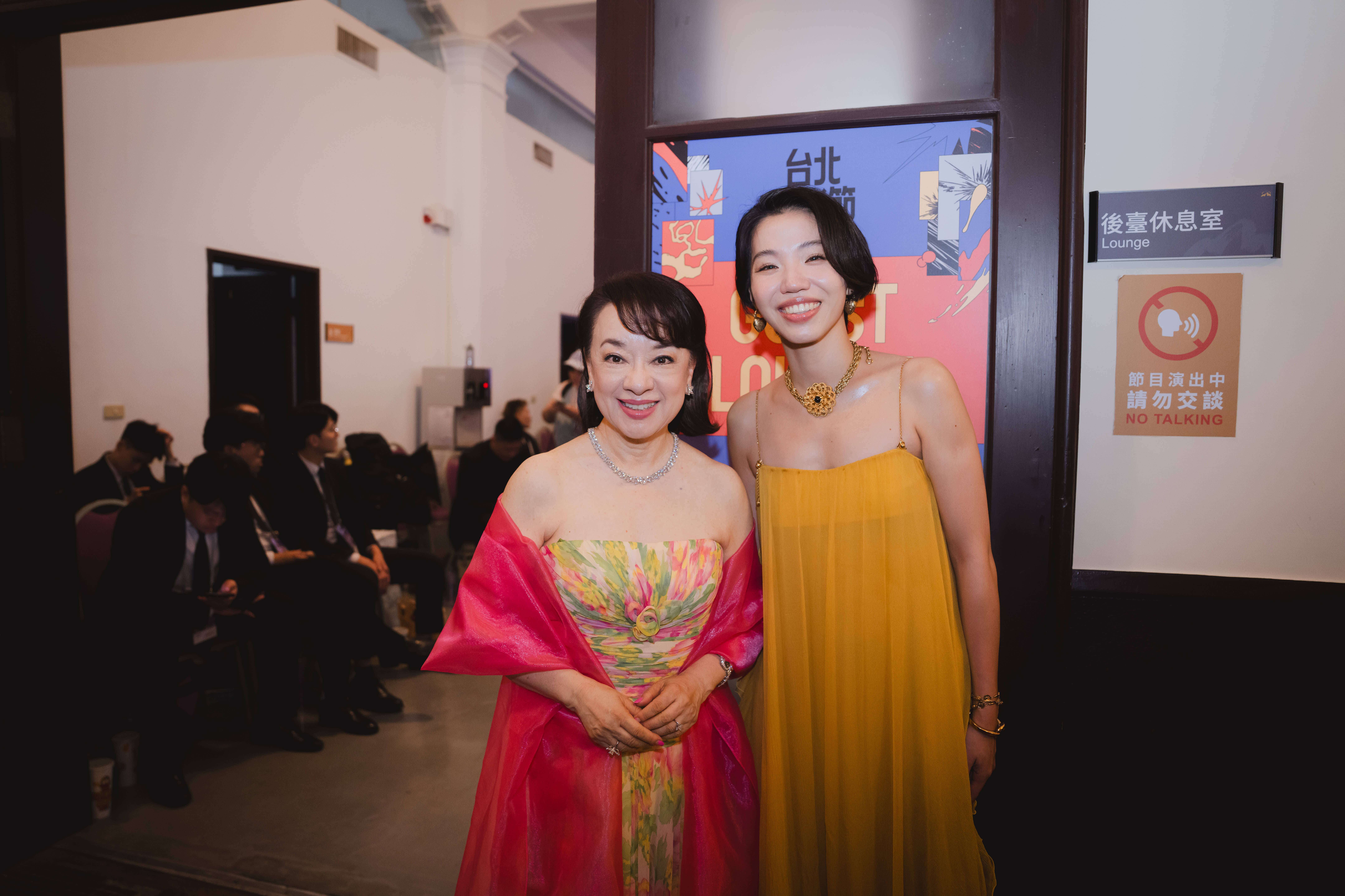 洪佩瑜(右)在後台與前輩翁倩玉見面,開心不已。(圖/何樂音樂提供)