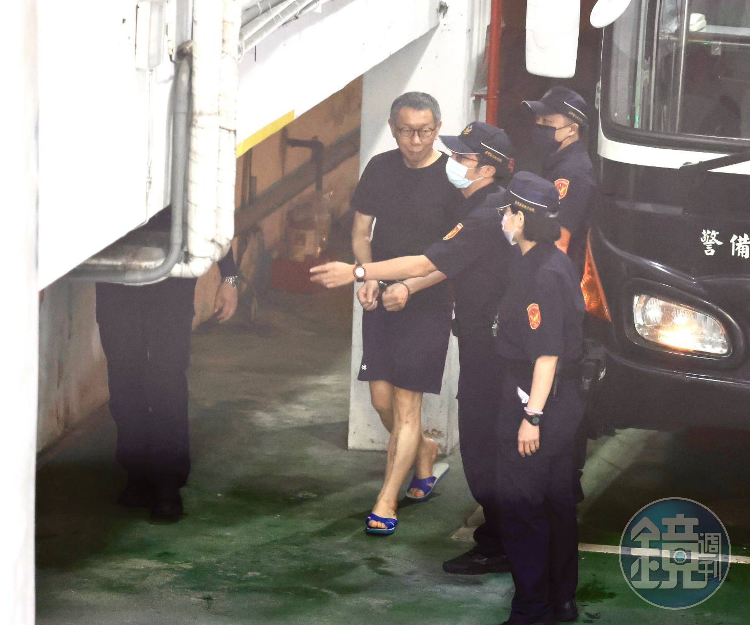民眾黨前主席柯文哲深陷京華城案,今日於休庭時不僅摔拋資料、丟水瓶,更是狂罵檢察官。