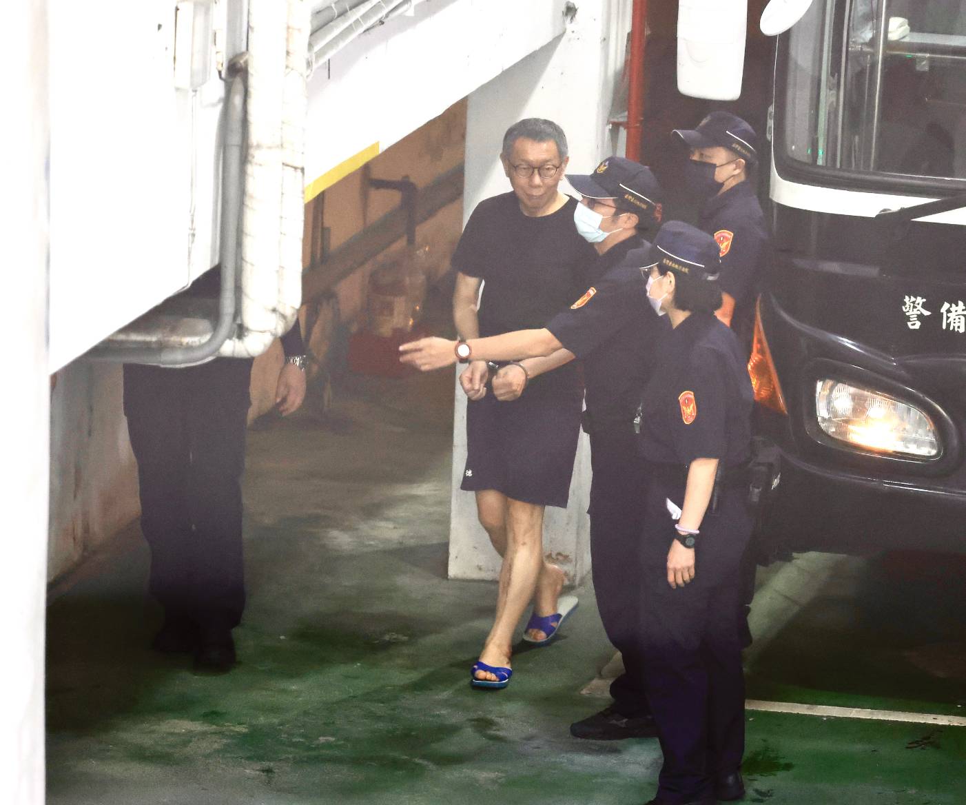 民眾黨前主席柯文哲深陷京華城案，今日於休庭時不僅摔拋資料、丟水瓶，更是狂罵檢察官。