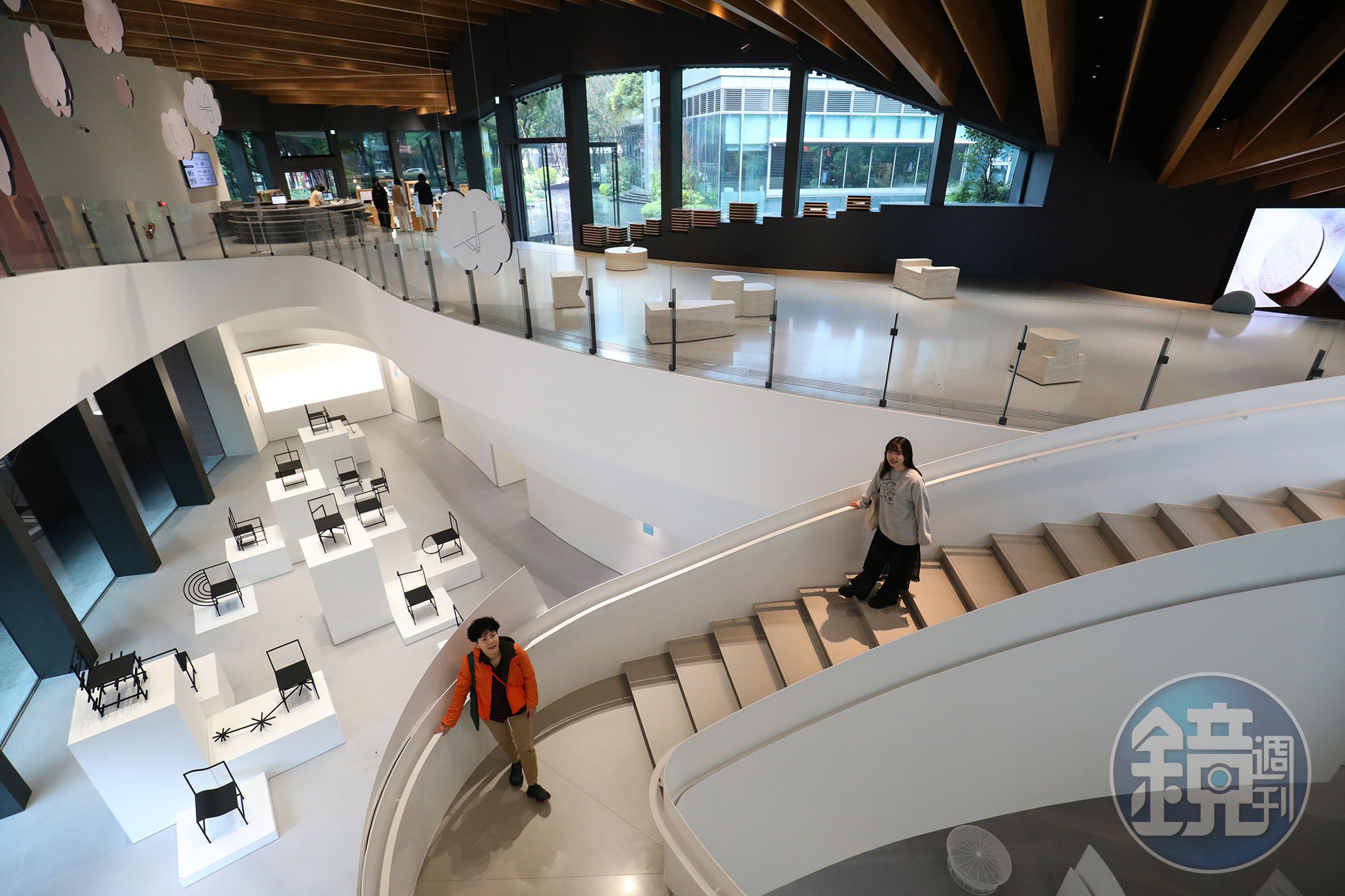 勤美術館以木質格柵、岩板牆、地面高低起伏等模擬的大自然景象,創造豐富的山形觀展體感。