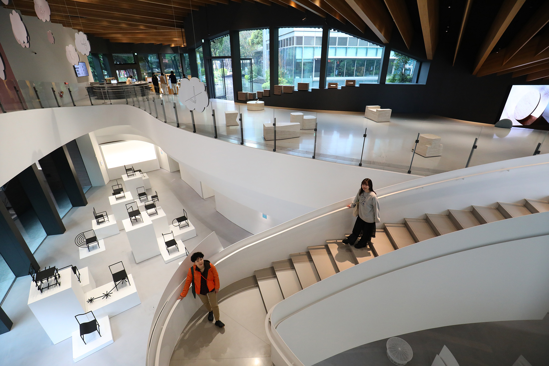 勤美術館以木質格柵、岩板牆、地面高低起伏等模擬的大自然景象，創造豐富的山形觀展體感。