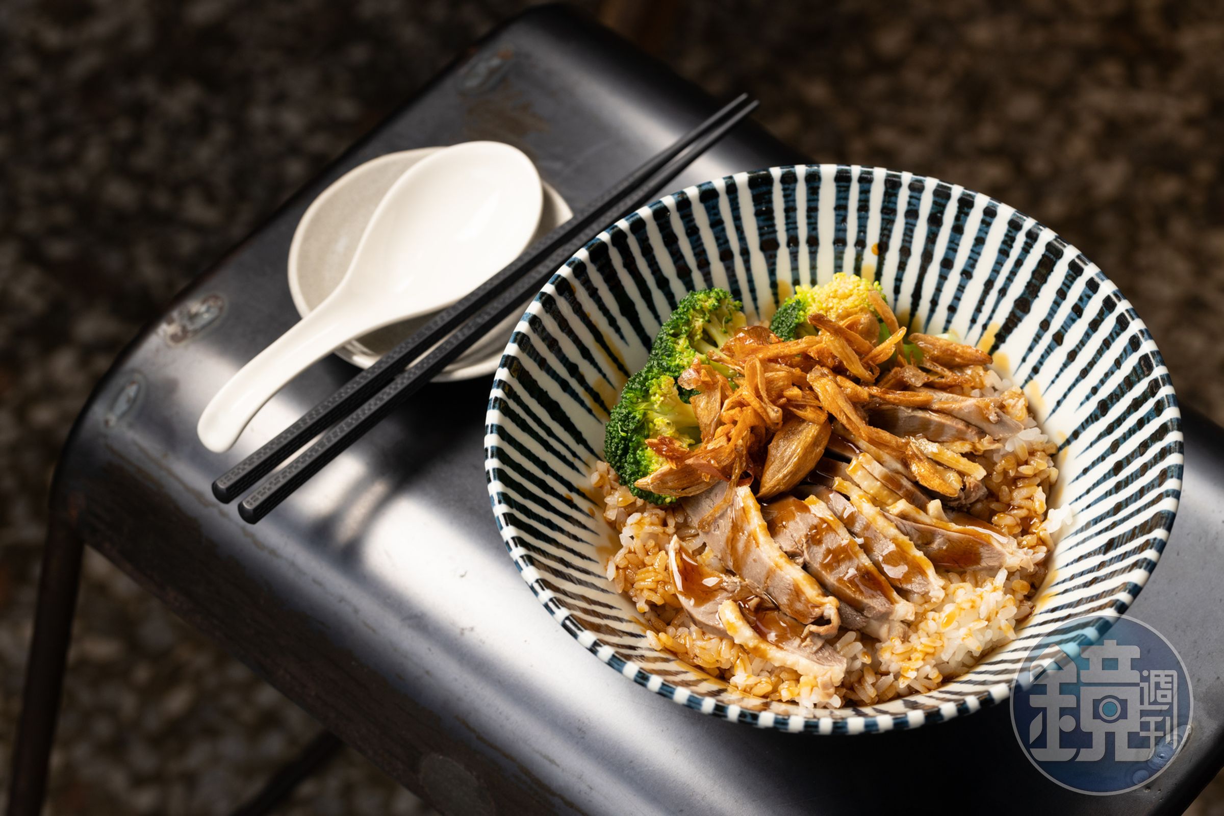 「東沐。食在」的「古早味油蔥鴨肉飯」，看似簡單卻以鴨肉、5種油膏製成的醬料和鴨油蔥，帶出豐富層次。（80元／碗）