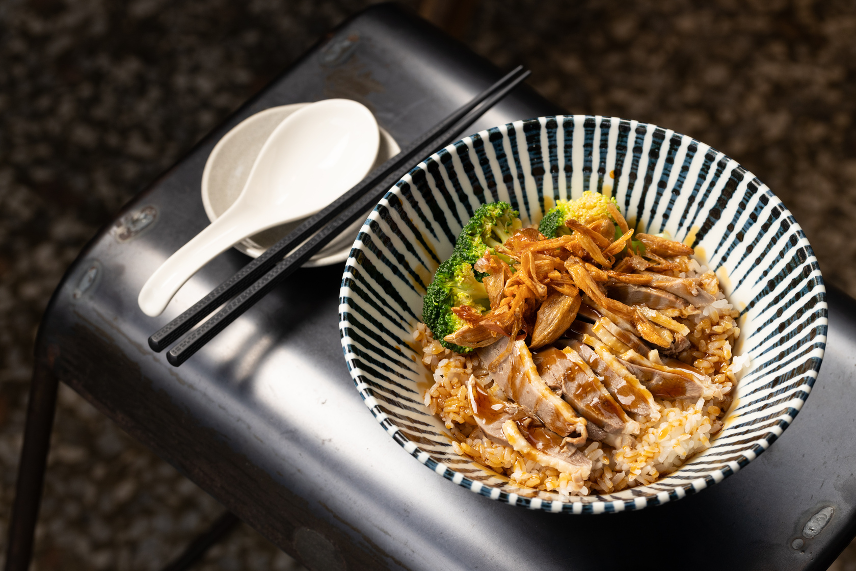 「東沐。食在」的「古早味油蔥鴨肉飯」，看似簡單卻以鴨肉、5種油膏製成的醬料和鴨油蔥，帶出豐富層次。（80元／碗）