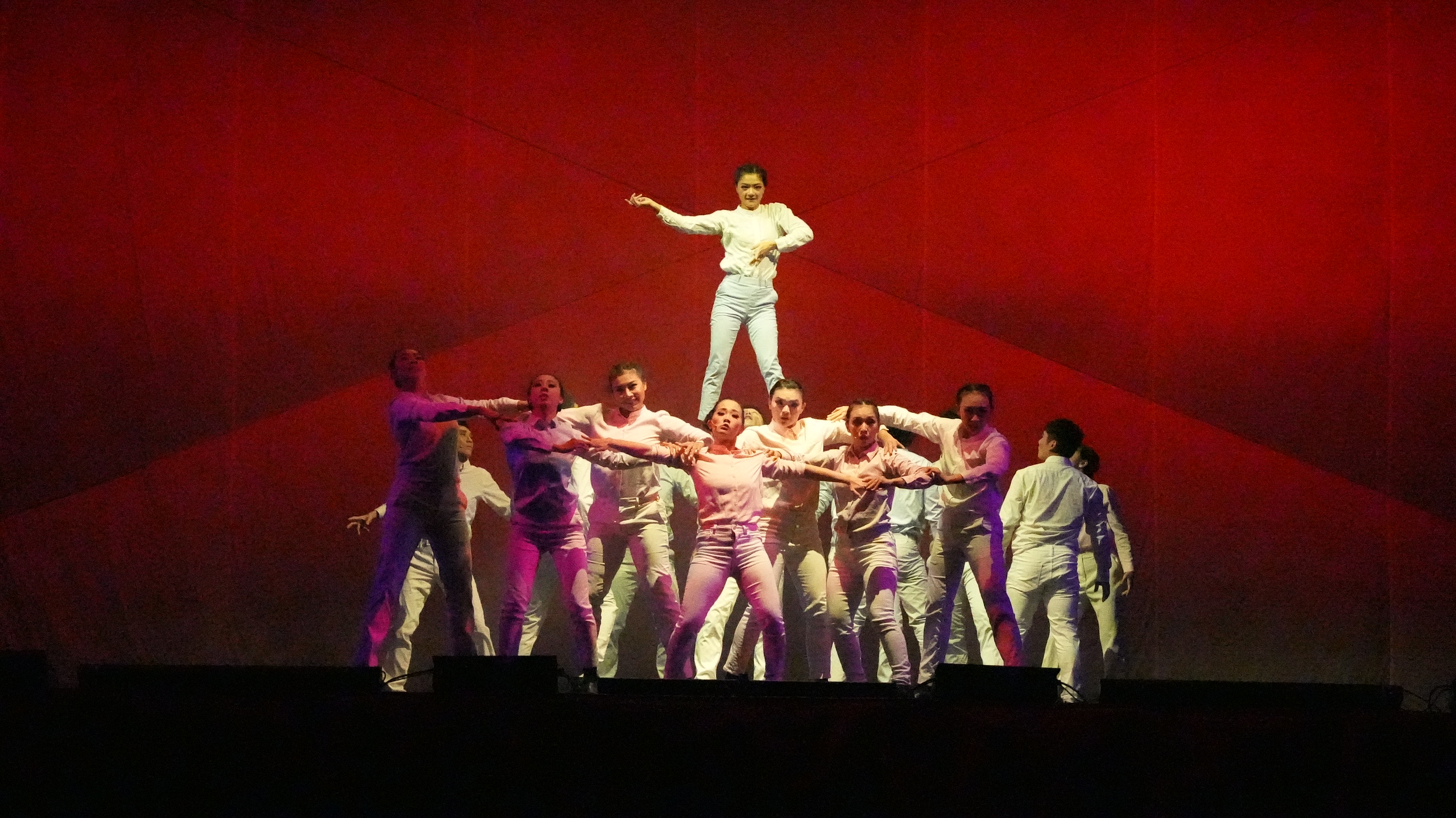 紙風車368兒童藝術工程繼續在全台巡演，身體練習曲讓小朋友看得超投入。（紙風車文教基金會提供）