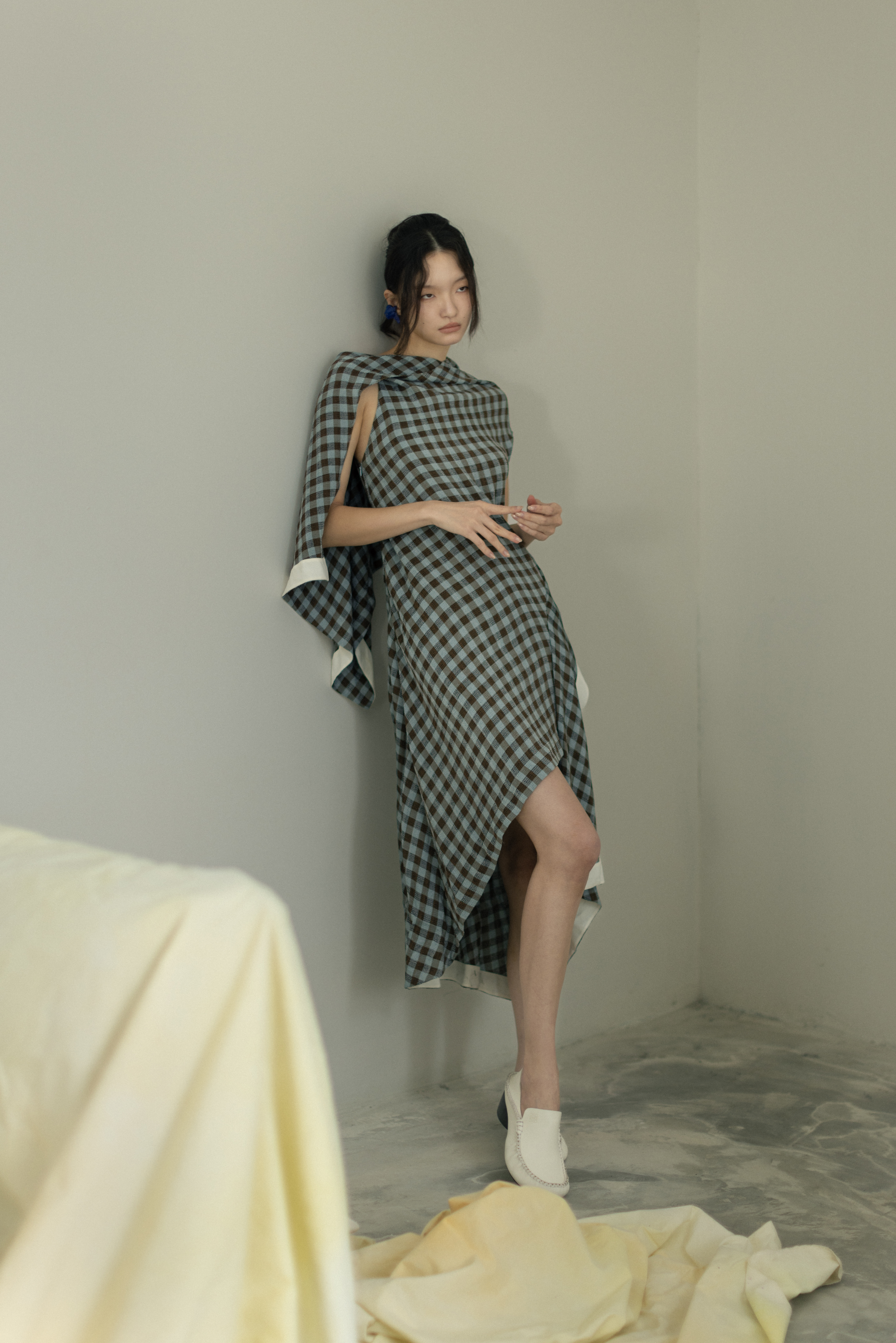 嫘縈和亞麻混紡洋裝 NT$90,000 by LOEWE;Oval柔軟小牛皮樂福鞋 NT$41,000 by LOEWE;人像造型耳環 價格店洽 by PRADA。