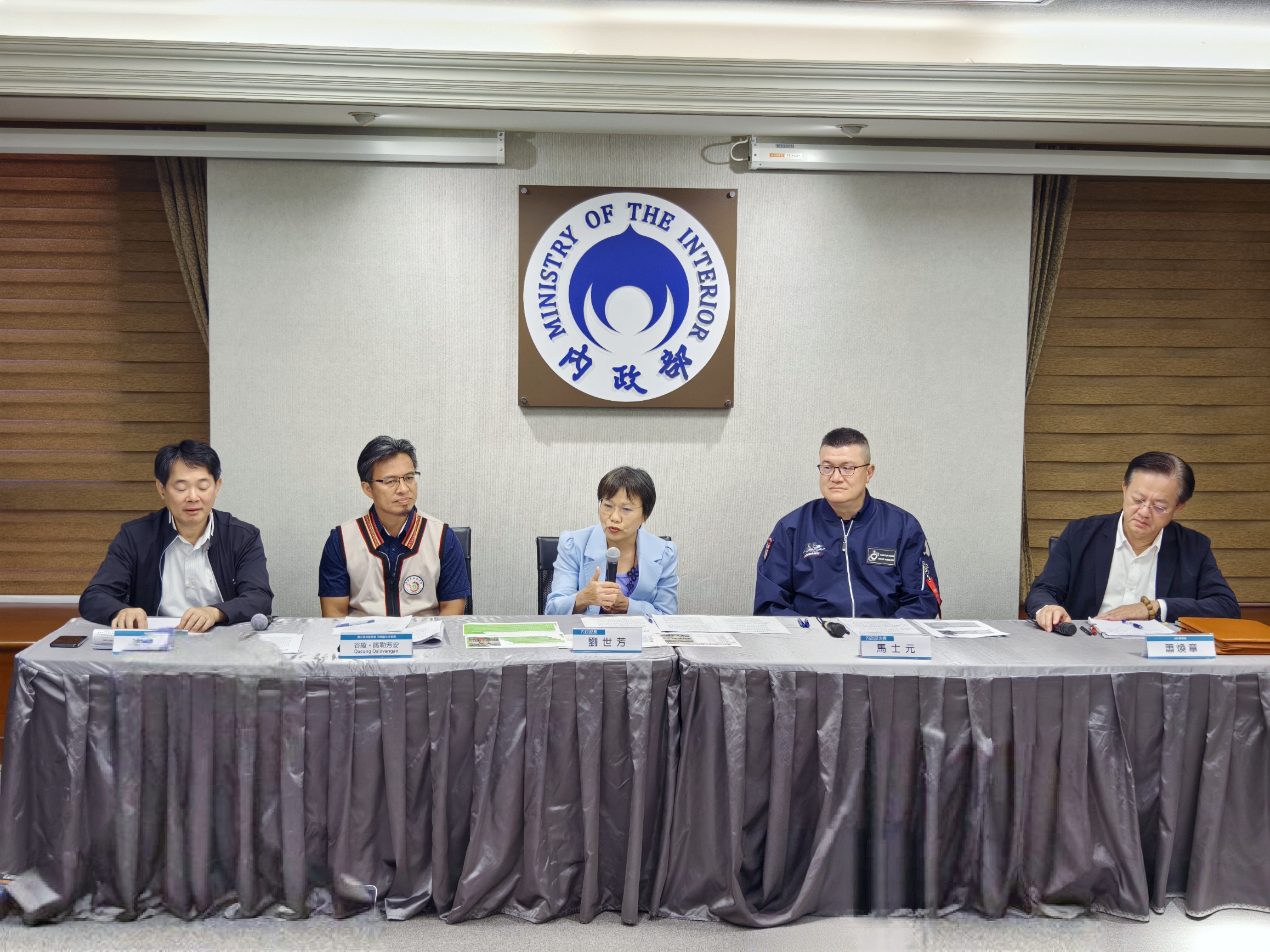 內政部長劉世芳（中）將針對部落高災害潛勢區，推動原民特搜隊。（消防署提供）