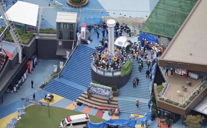 東京巨蛋城遊樂園今發生嚴重意外，1名工人進行維修時不慎墜落遭夾命危。（翻攝自每日新聞）