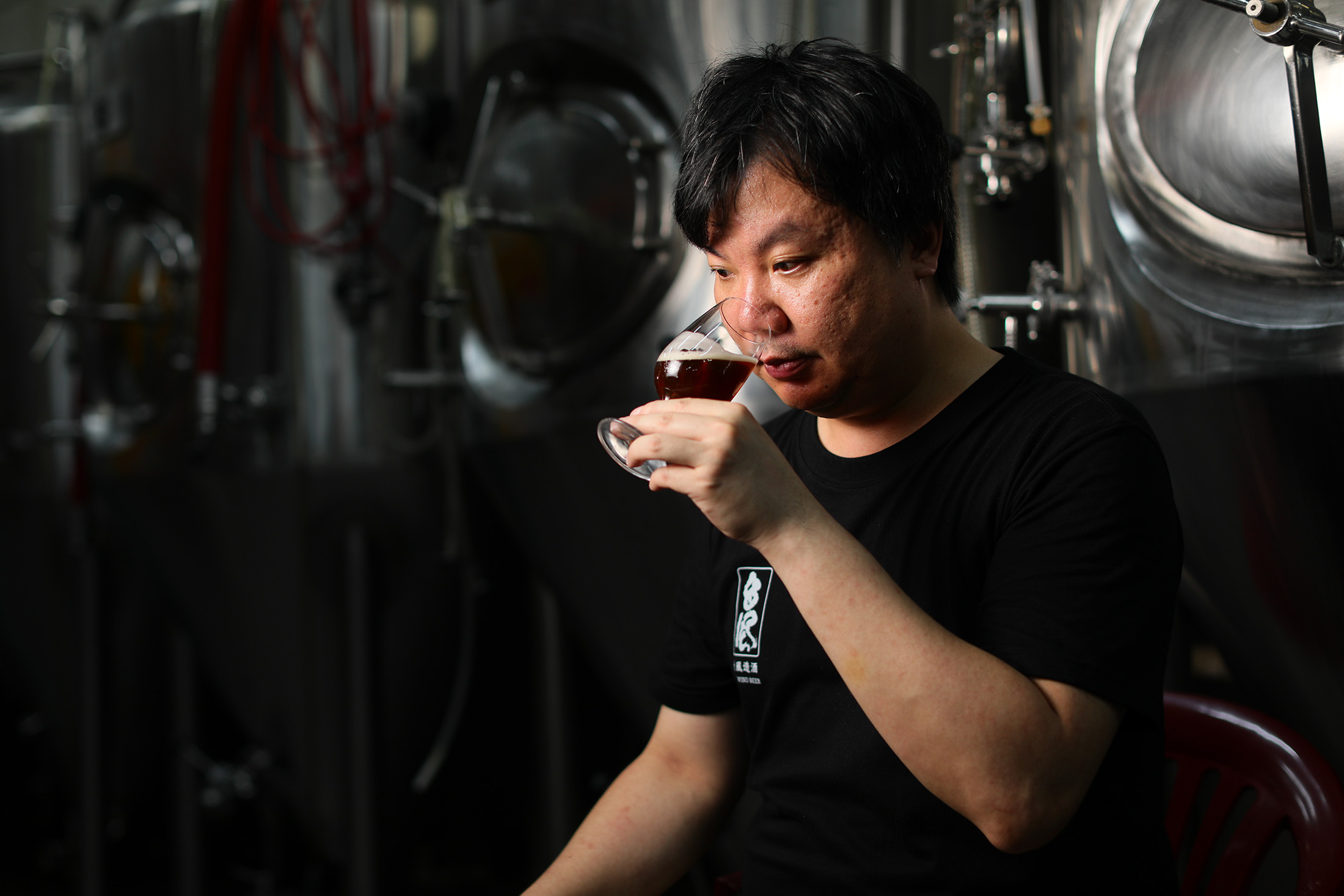 許承穎相當有餐飲品味,曾創立台南第一間精釀啤酒餐廳,現在與弟弟許京穎一起為台灣啤酒賦予獨一無二的風味與創意。