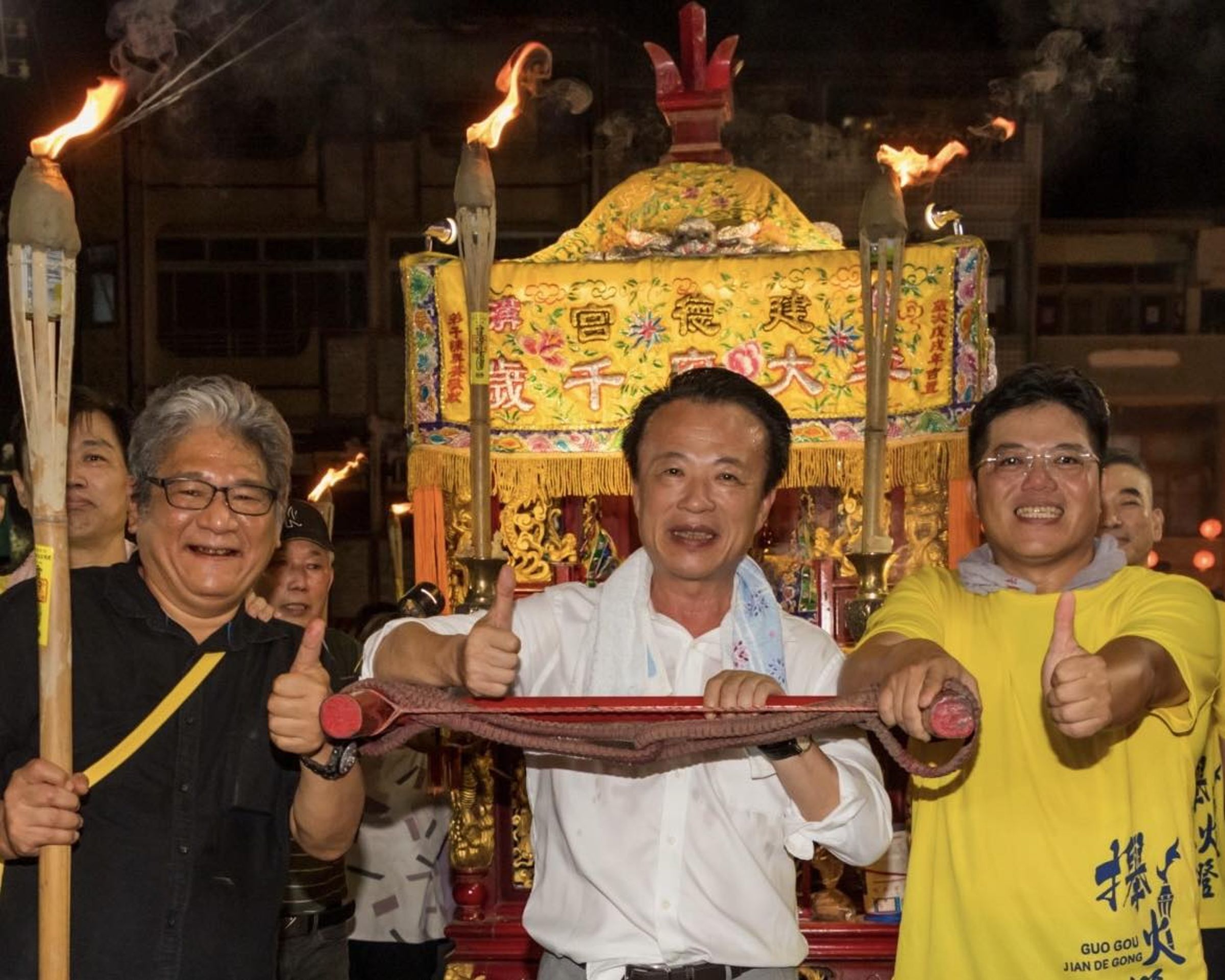 嘉義縣長翁章梁（中）日前在「火燈夜巡」儀式巧遇紙風車創辦人李永豐（左）。（翻攝自翁章梁 Weng Chang-Liang臉書）