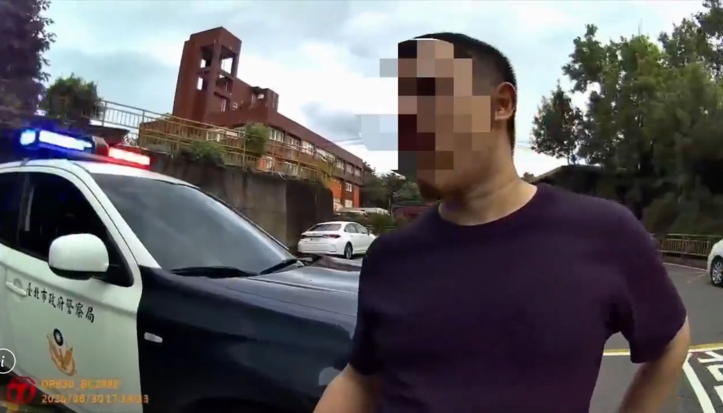男子到士林監理站驗車,卻因隔熱紙卡關,一時情緒激動引來警方關切。翻攝畫面