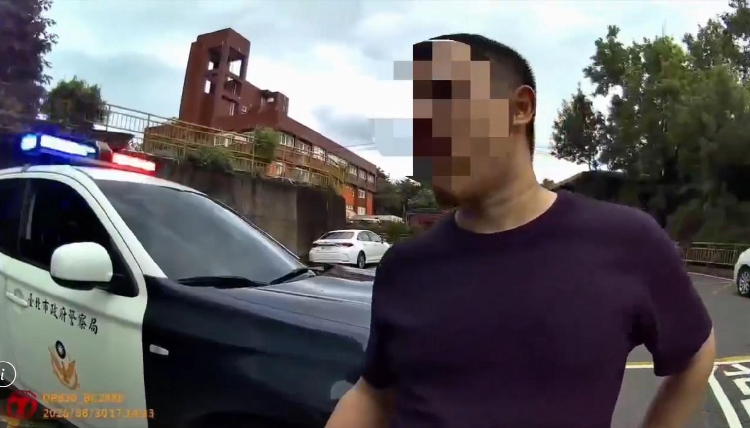 男子到士林監理站驗車,卻因隔熱紙卡關,一時情緒激動引來警方關切。翻攝畫面