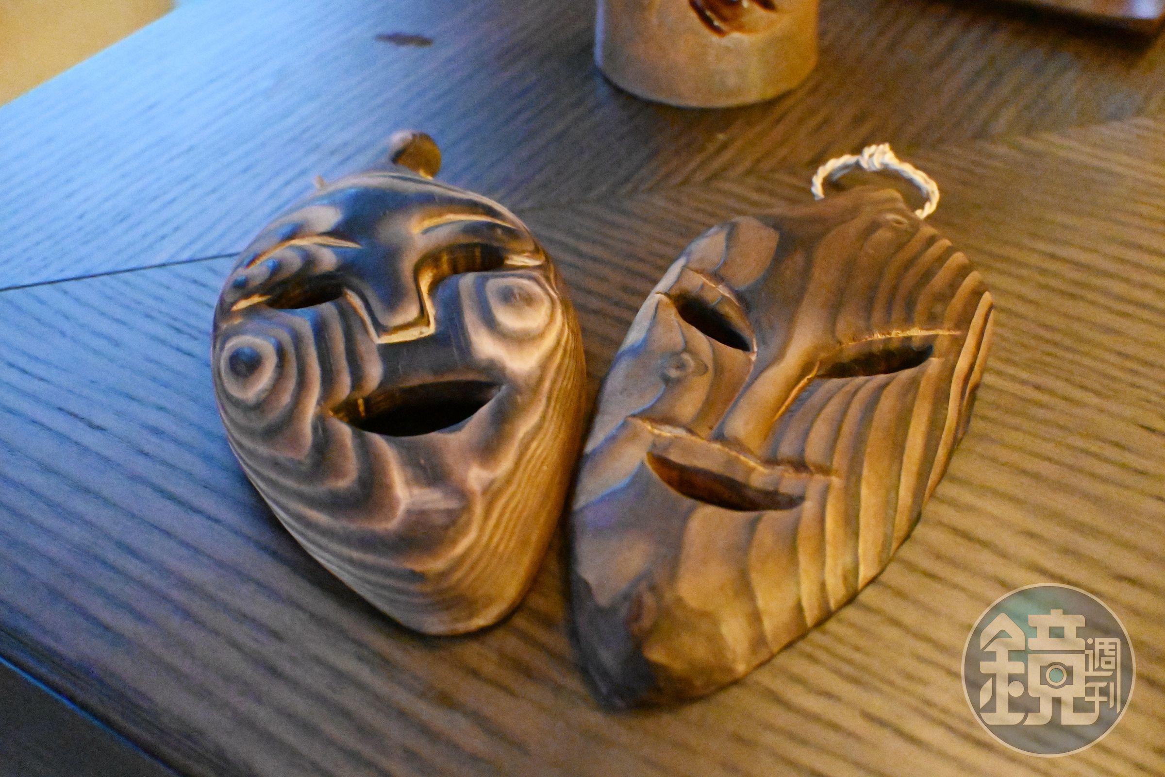 Paantu祭典面具木雕，在Paantu祭典中，身穿蓑衣、戴鬼怪面具的人會塗抹泥巴追逐民眾。