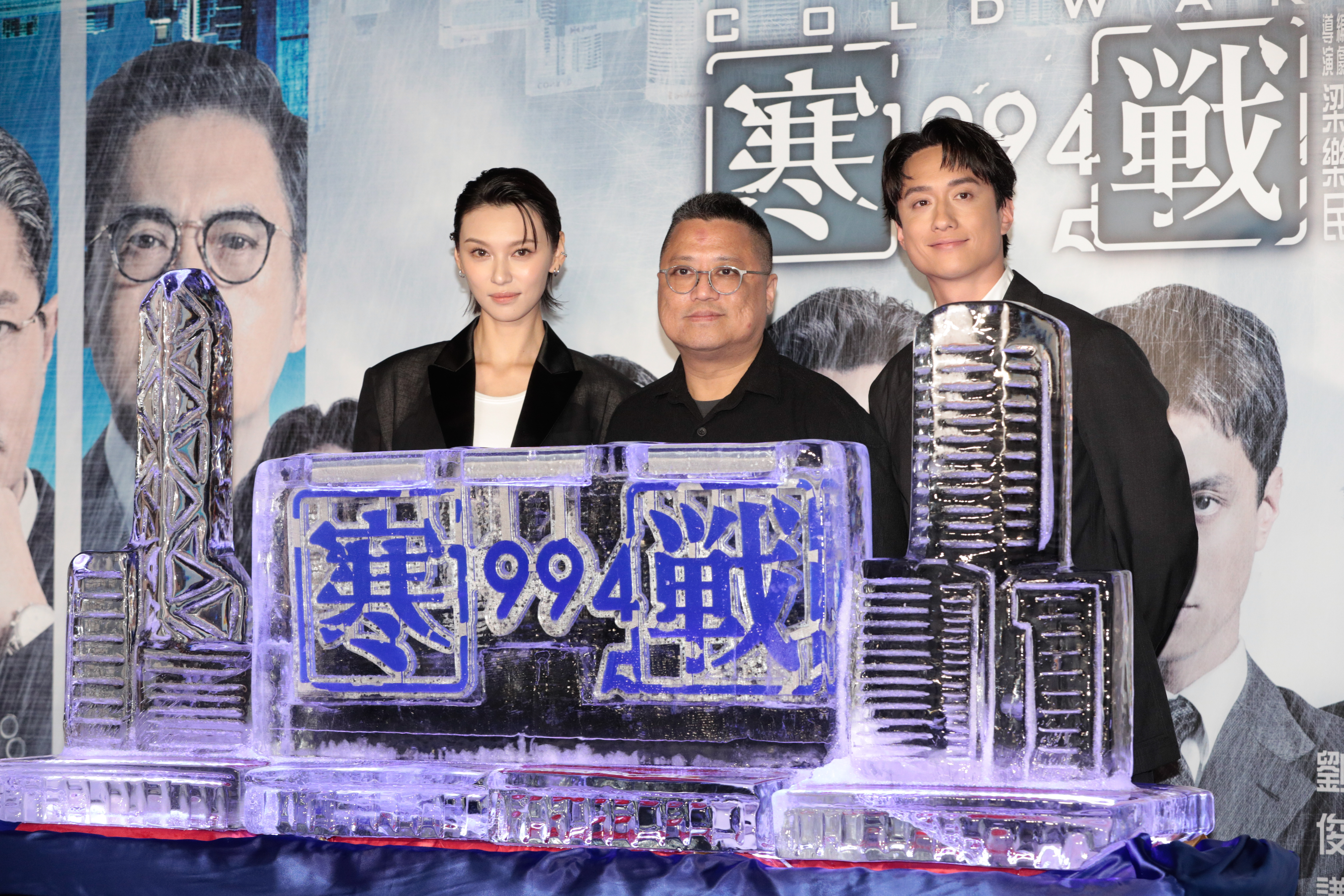 導演梁樂民率王丹妮與劉俊謙來台宣傳,現場為冰雕上色,此次3人2天內要跑7場見面會,體力驚人。