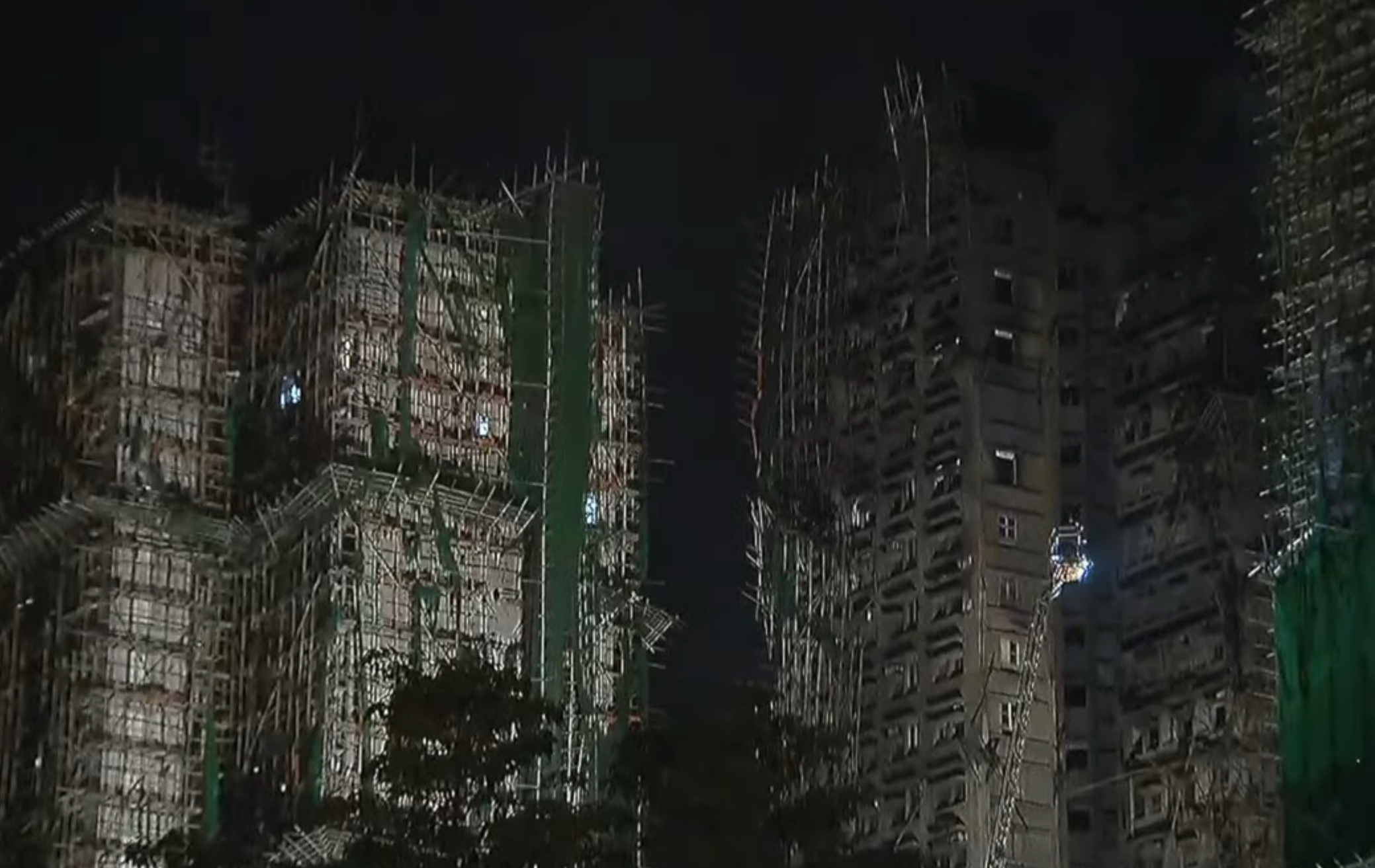 宏福苑世紀惡火至少94死逾70傷。（翻攝YT@無綫新聞 TVB NEWS Official直播）