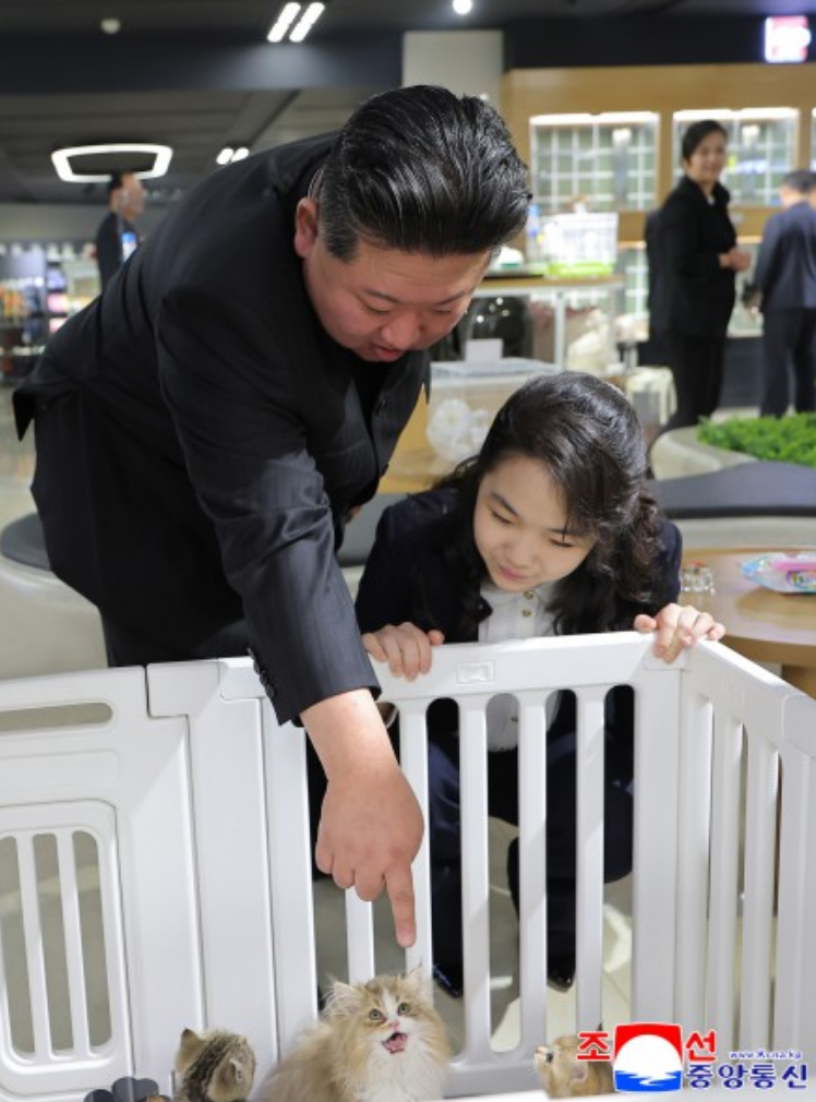 金主愛與金正恩一起看貓。（翻攝朝中社）