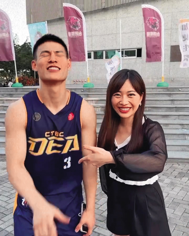 蔡尚樺(右)當初身為T1聯盟的策略行銷長,與林秉聖(左)拍動態短片就已很有火花,成為網友討論的話題。(翻攝自蔡尚樺IG)