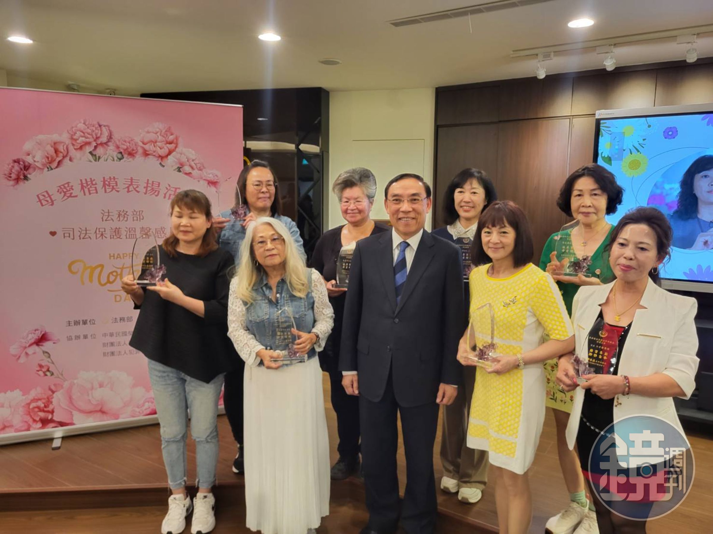 法務部今天辦理司法保護母愛楷模表揚活動，由部長蔡清祥表揚這些媽媽們的溫柔堅毅，並傳達法務部與媽媽們一起攜手為司法保護工作而努力。