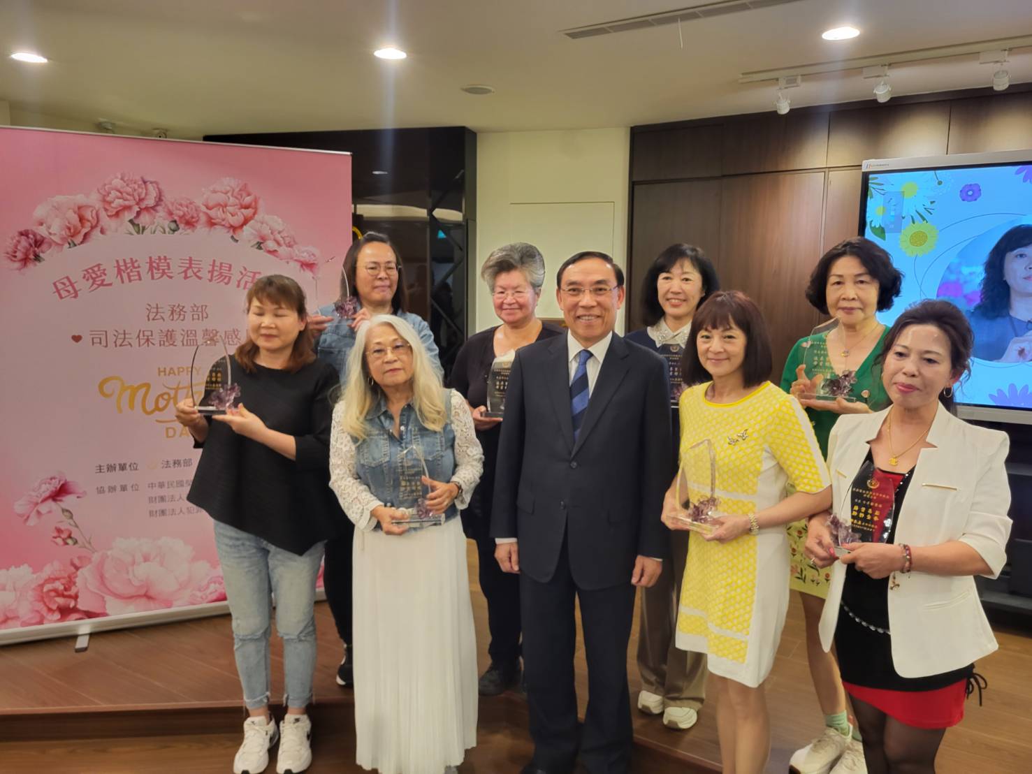 法務部今天辦理司法保護母愛楷模表揚活動，由部長蔡清祥表揚這些媽媽們的溫柔堅毅，並傳達法務部與媽媽們一起攜手為司法保護工作而努力。