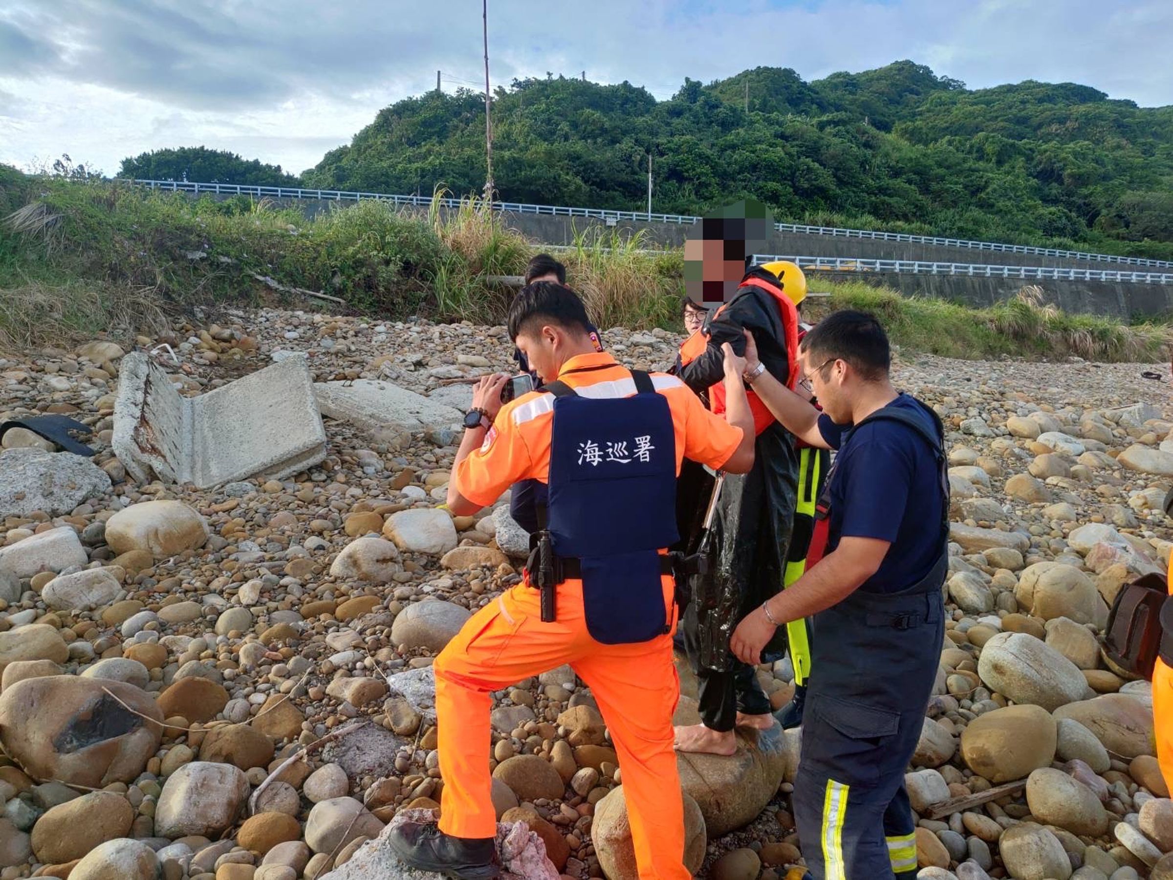 海巡人員將偷渡客救上岸送醫。(海巡署提供)