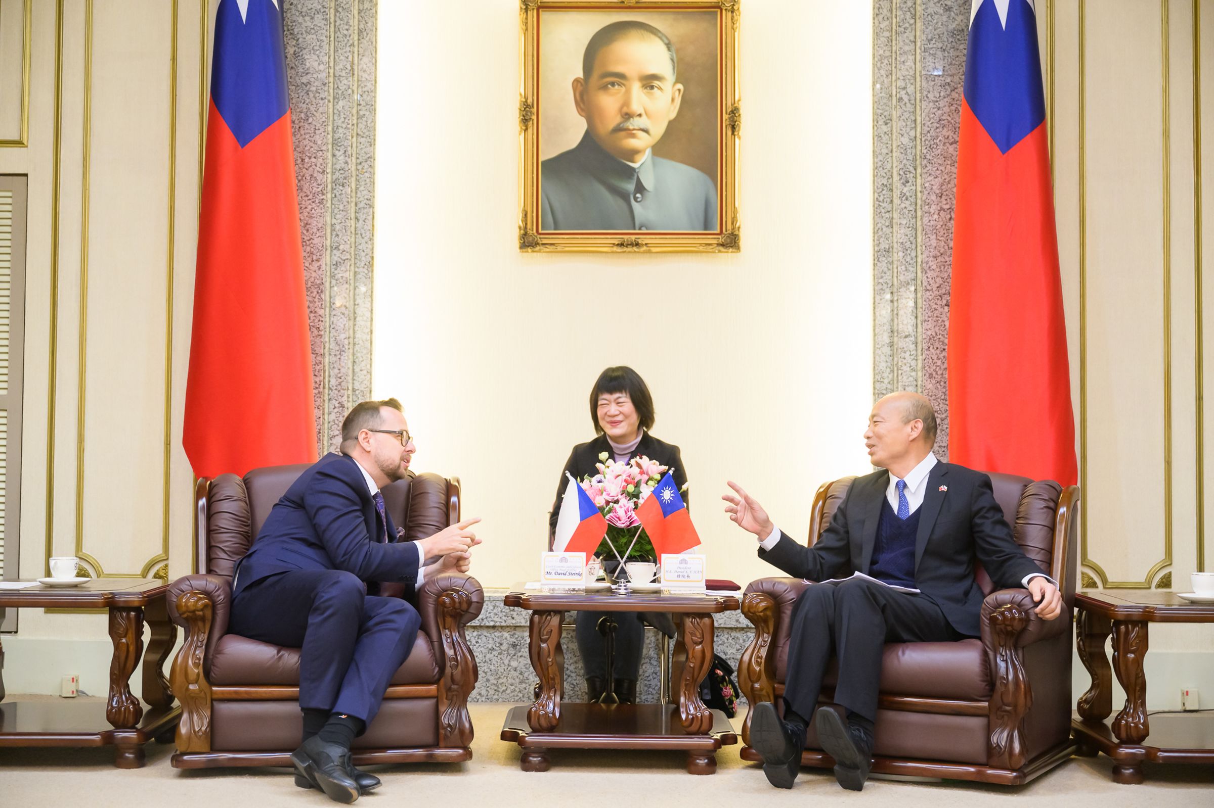 韓國瑜（右）今接見捷克經濟文化辦事處代表David Steinke（左）。（立法院提供）