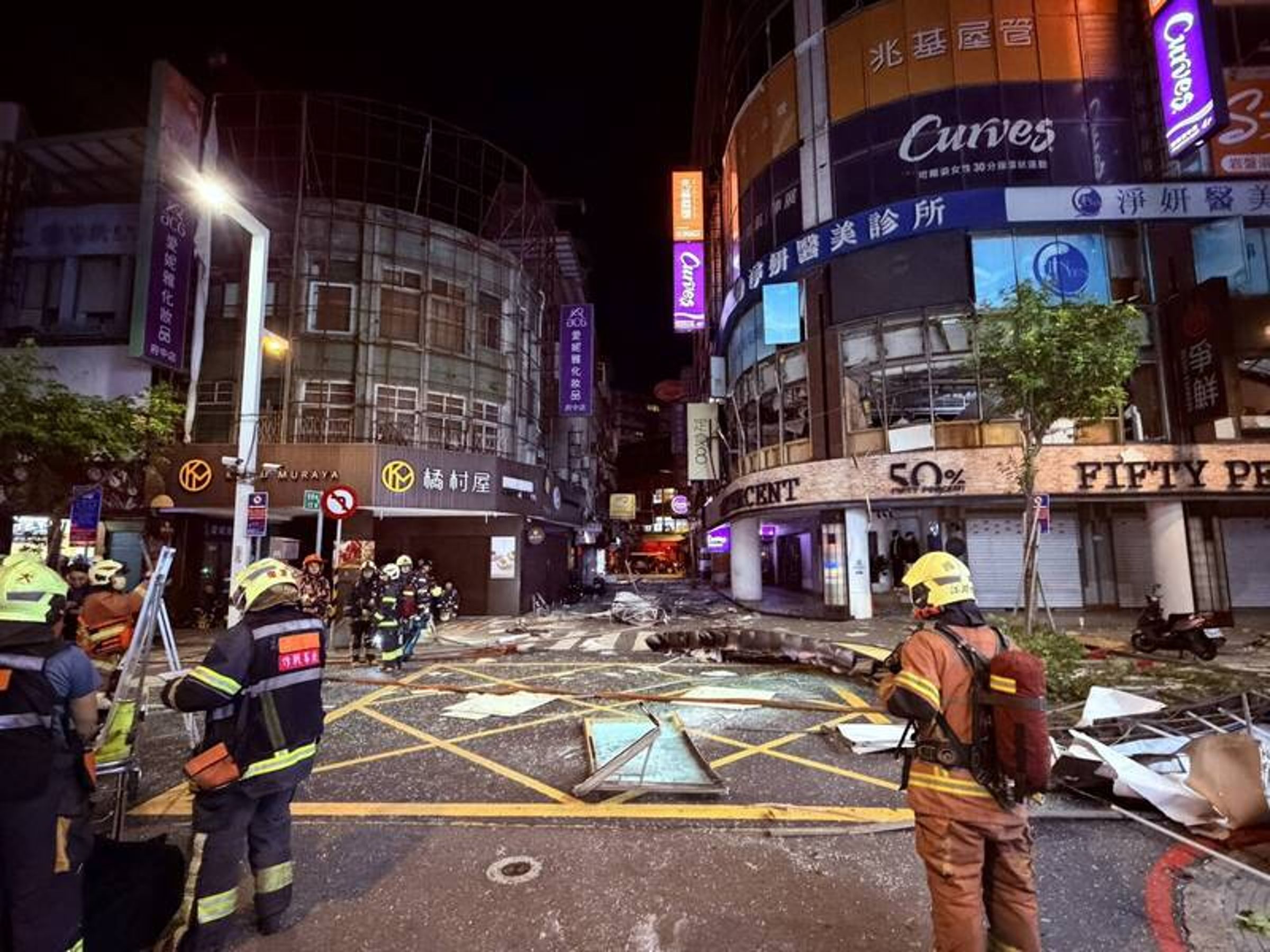 新北市板橋府中商圈今凌晨發生瓦斯氣爆，造成5人受傷。網友分享驚險經歷，因月經臨時上廁所避過災難。（翻攝畫面）
