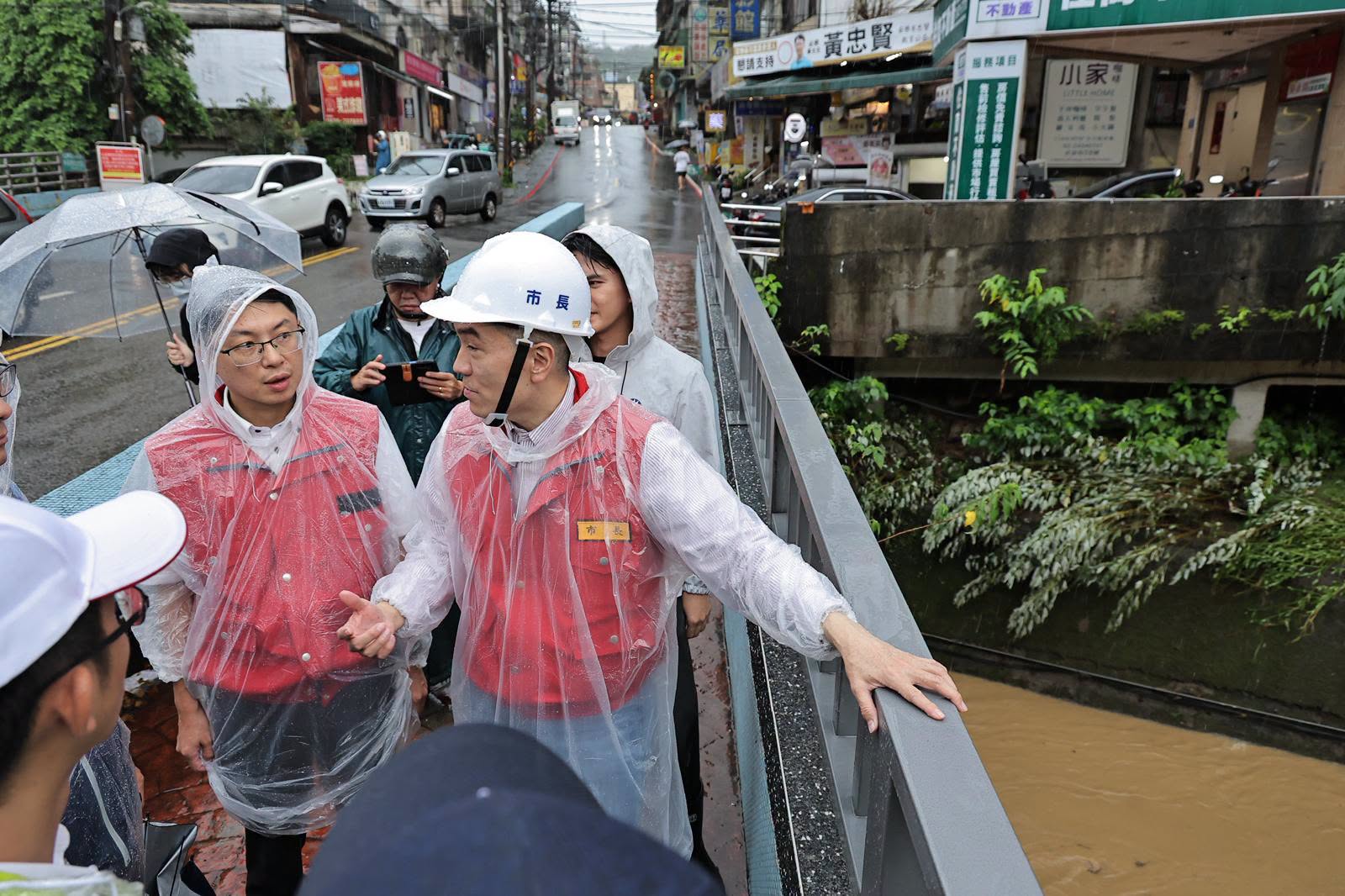 基隆市昨(4日)上午強降雨造成多處淹水,市長謝國樑挨批,但氣象社群「台灣颱風論壇」坦言,3、4小時下了200多毫米雨量,「排水系統根本無法負荷」。(翻攝自謝國樑臉書)