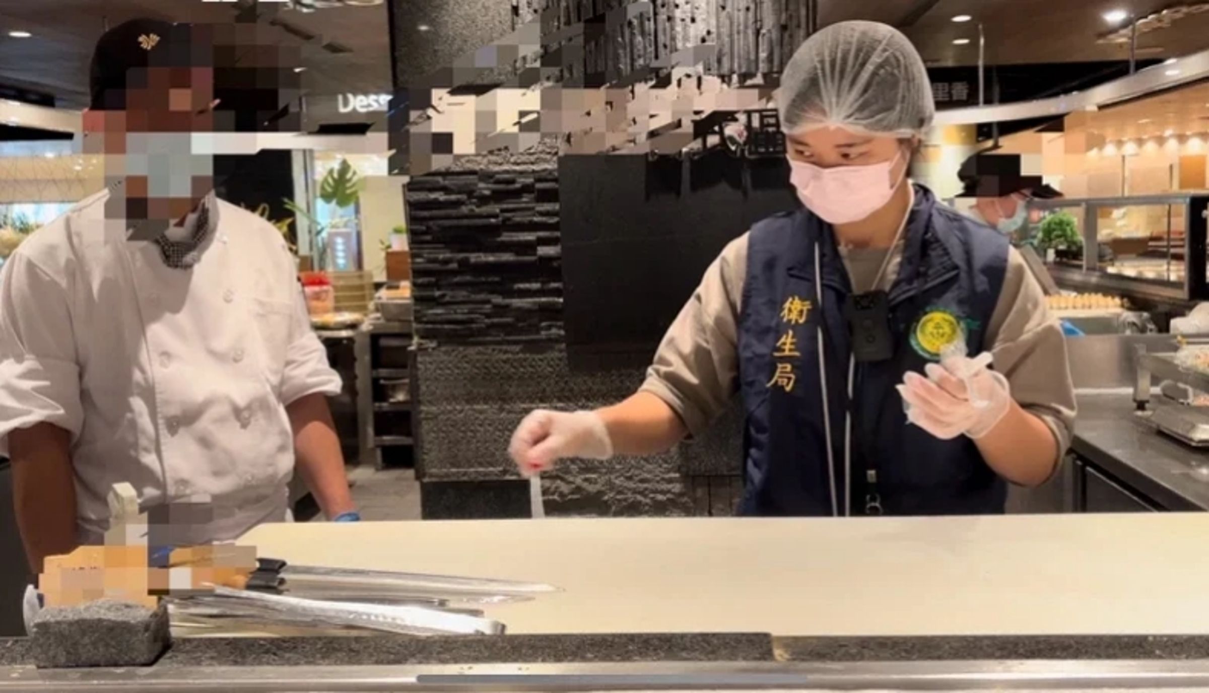 高雄市衛生局派員到漢來海港巨蛋店稽查。(翻攝畫面)