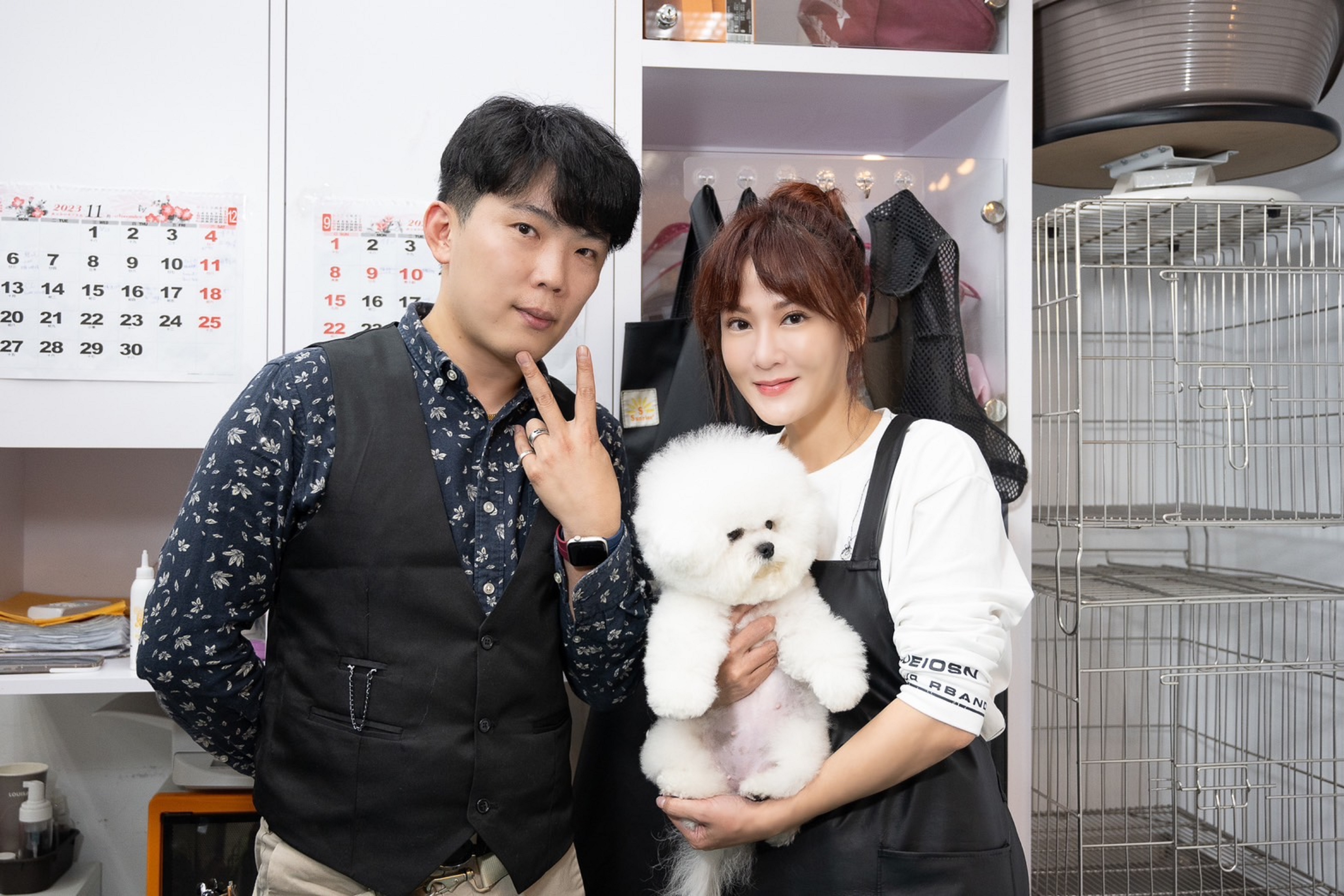 邱琦雯（右）向小莫老師學習寵物美容技能。（艾迪昇傳播提供）