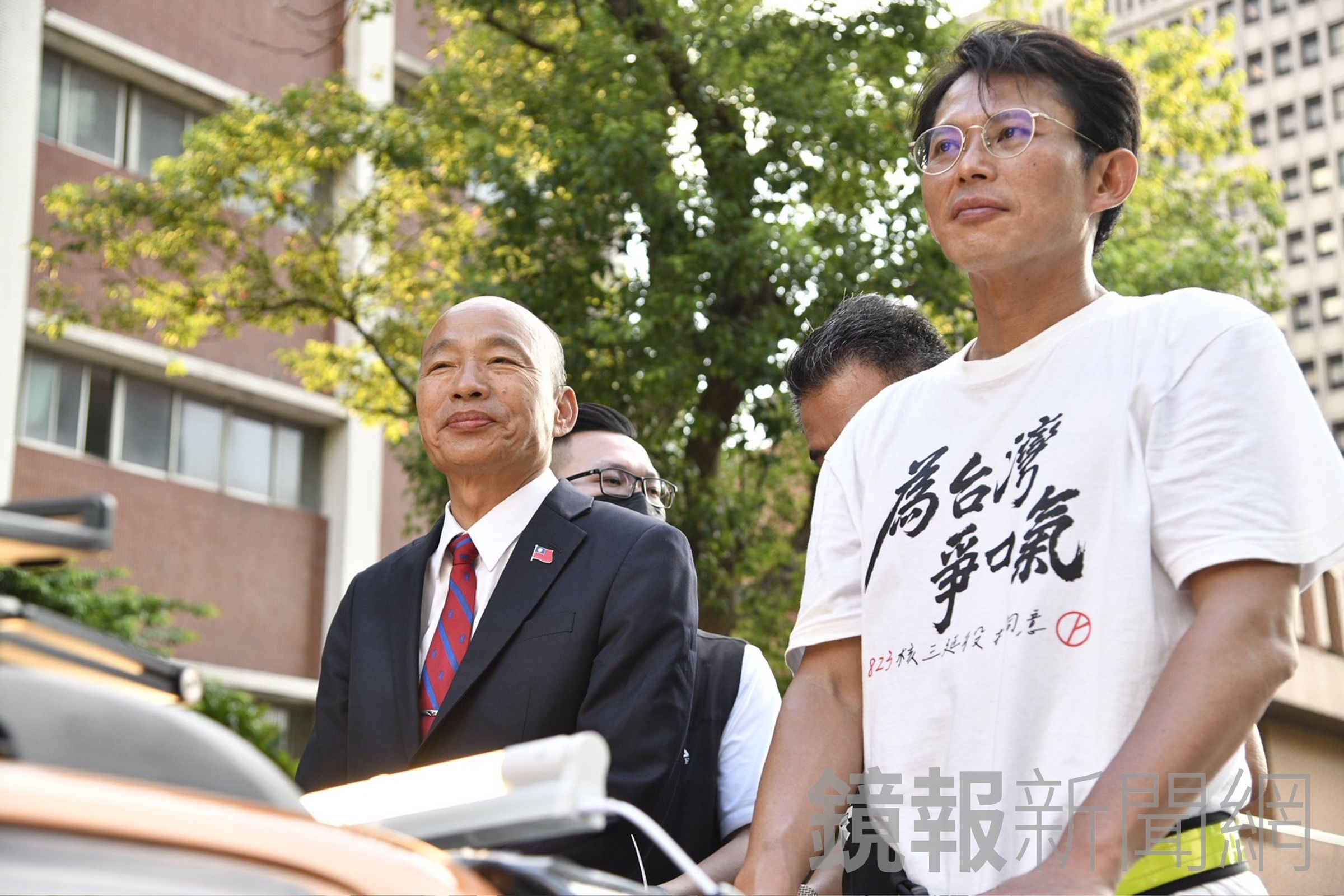 黃國昌今進行核三公投車掃，被問及兒子是否為美國籍時沒有正面回應。（鏡報李智為攝）
