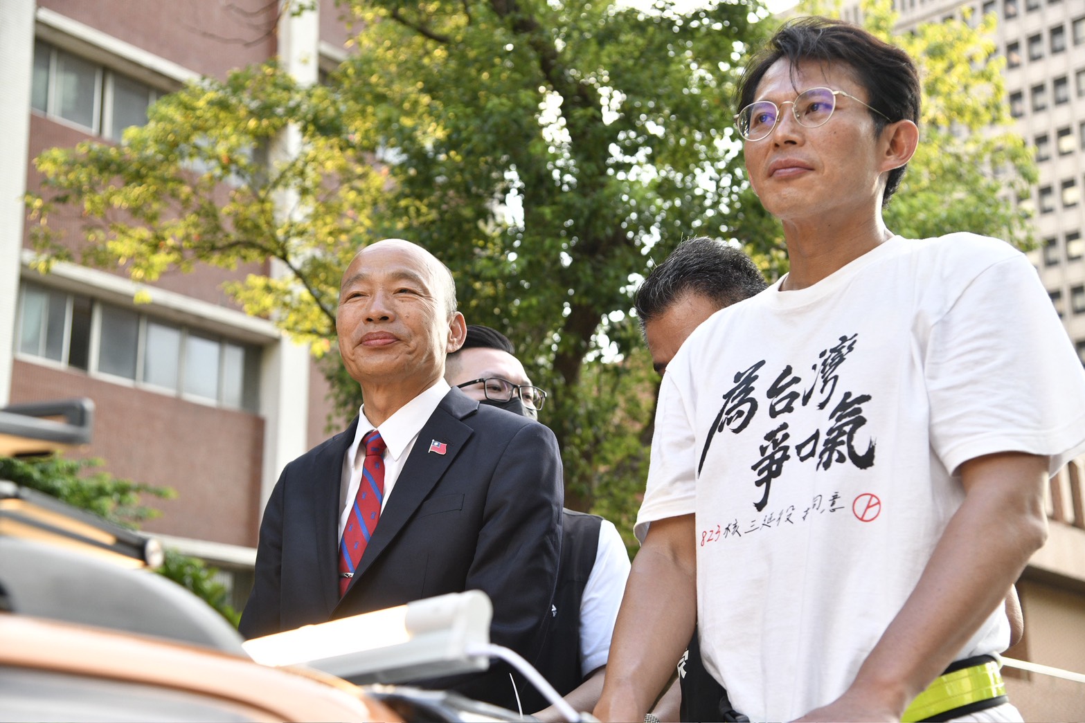 黃國昌今進行核三公投車掃，被問及兒子是否為美國籍時沒有正面回應。（鏡報李智為攝）