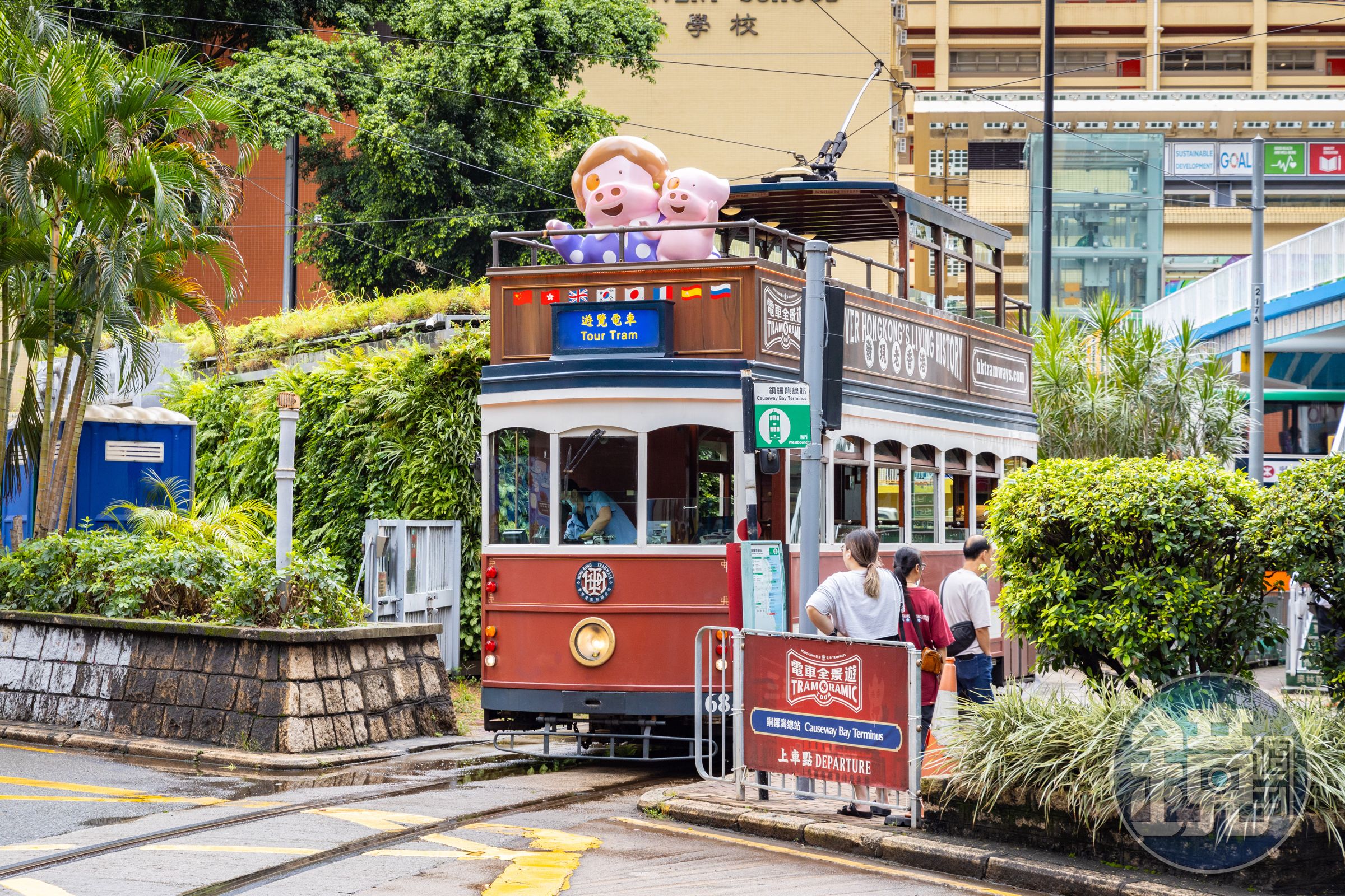 「電車全景遊」在銅鑼灣的上車點,位於怡和街的富豪香港酒店旁邊。