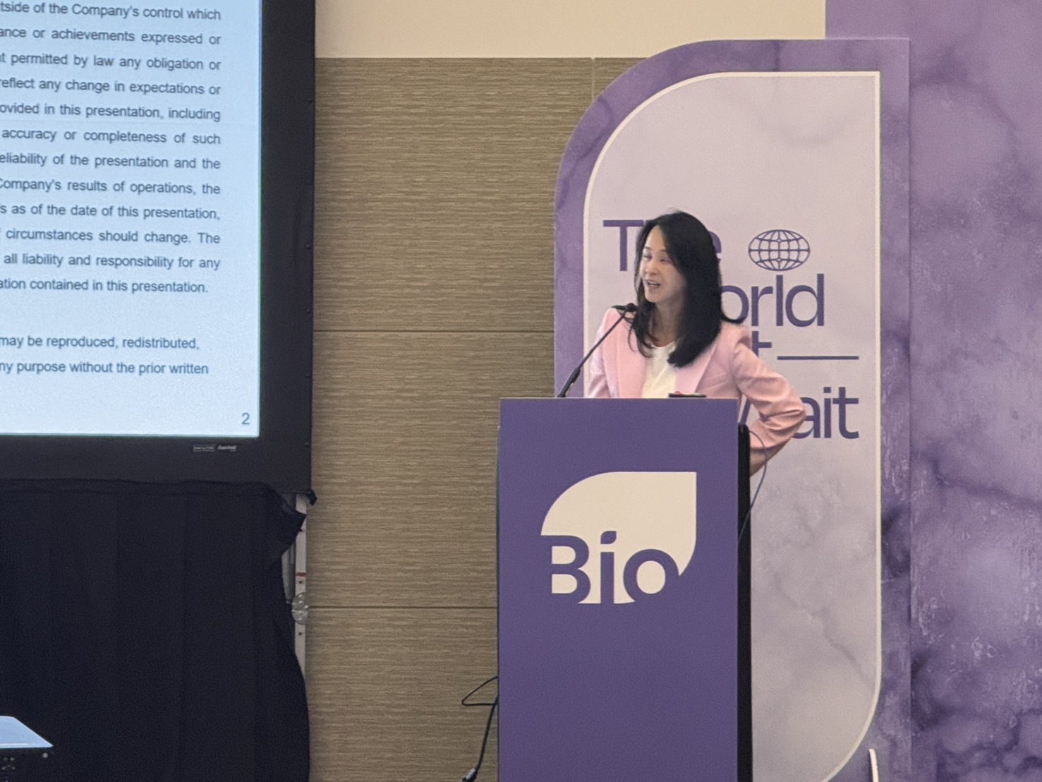 BIO2025期間，袁照晶代表康霈完成與全球藥廠20多場會議，推進國際授權進程 ，但於會議結束返公當日被執行長凌玉芳告知其兩週後解職，然公司指為其自請離職。（讀者提供）